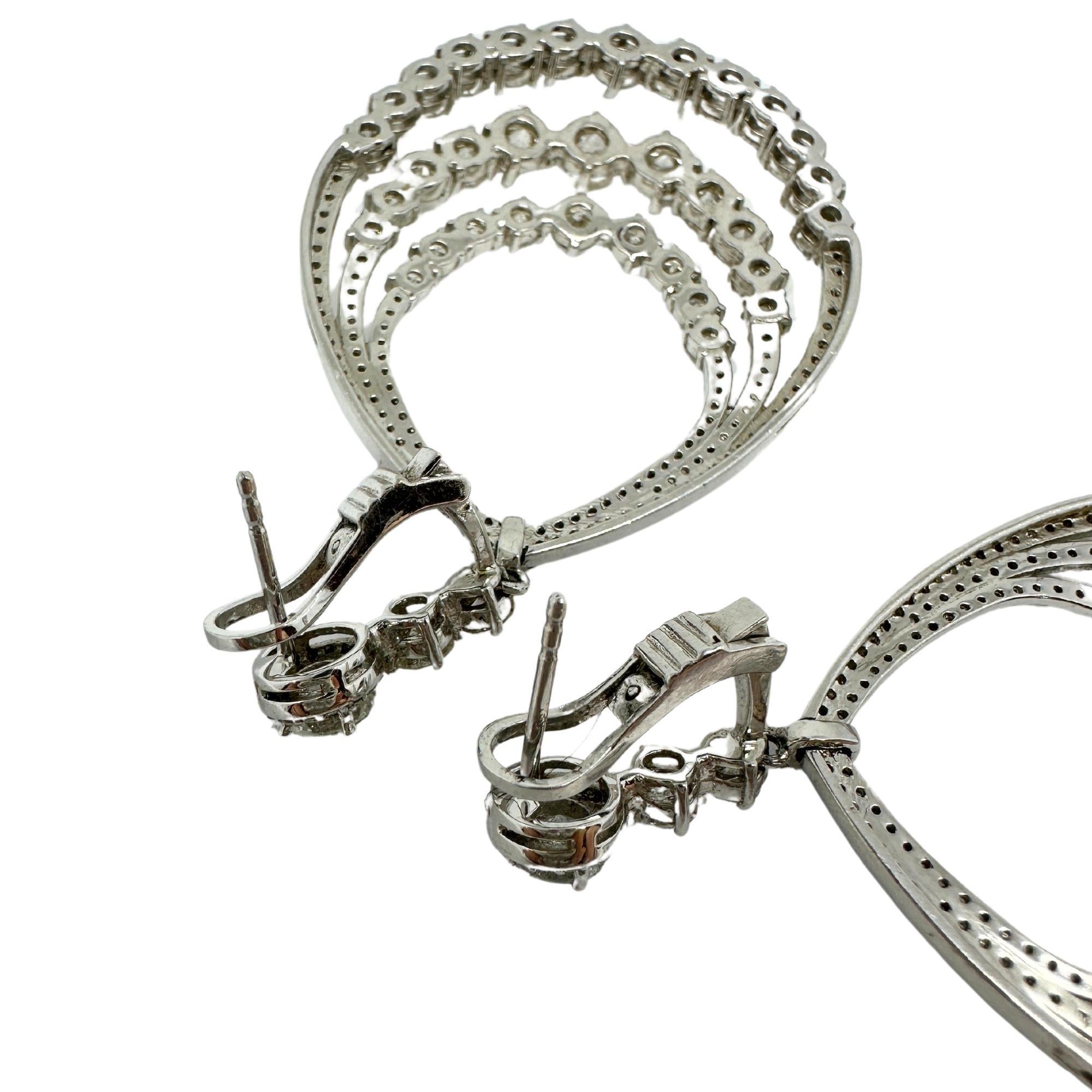 14K White Gold Diamond Dangle Earrings In Good Condition For Sale In New York, NY
