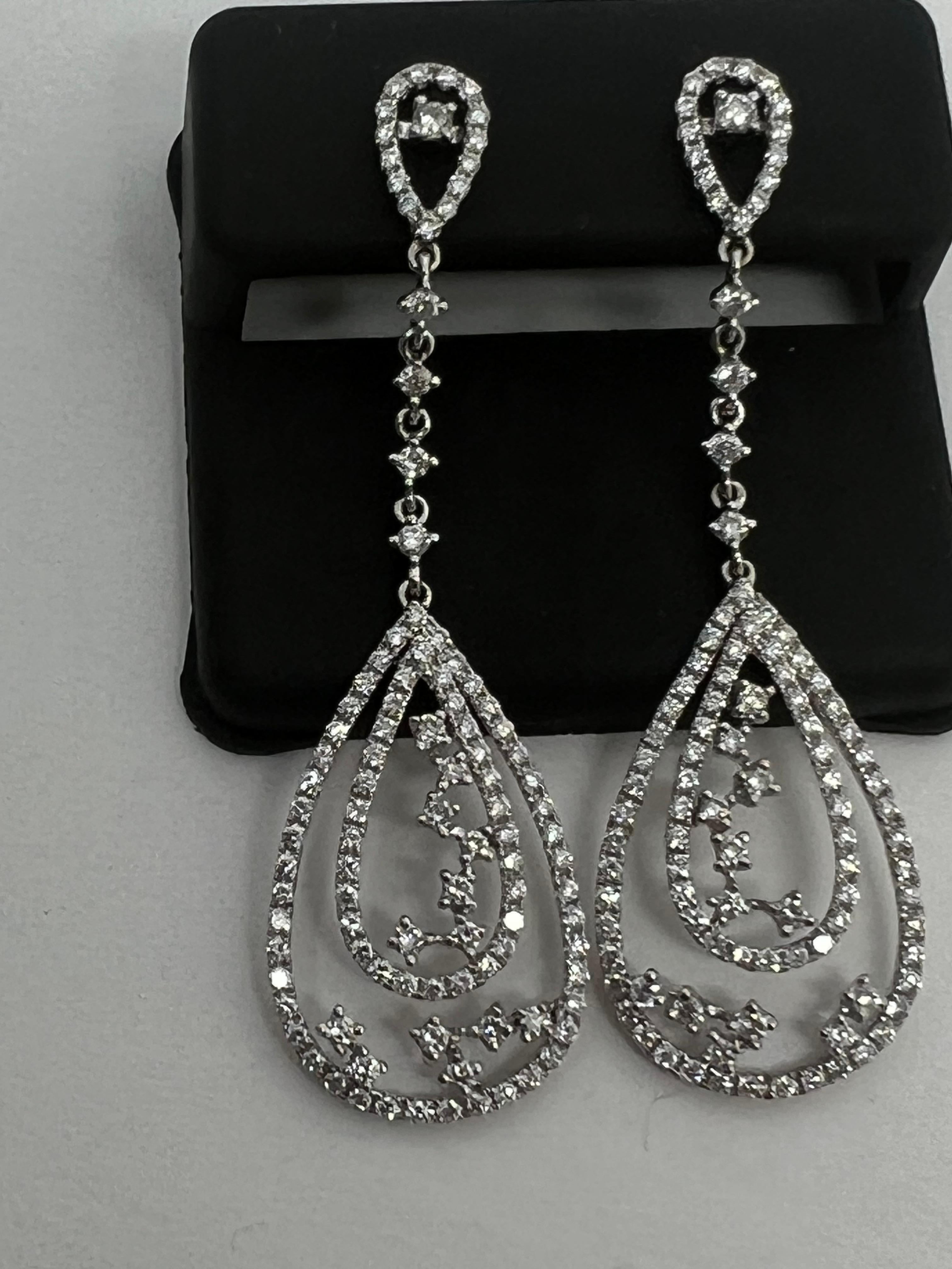 
Elevate your jewelry collection with these stunning 14k white gold diamond dangle tear drop earrings. The exquisite craftsmanship is evident in the delicate design and attention to detail. The dazzling diamonds add a touch of glamour to any outfit,