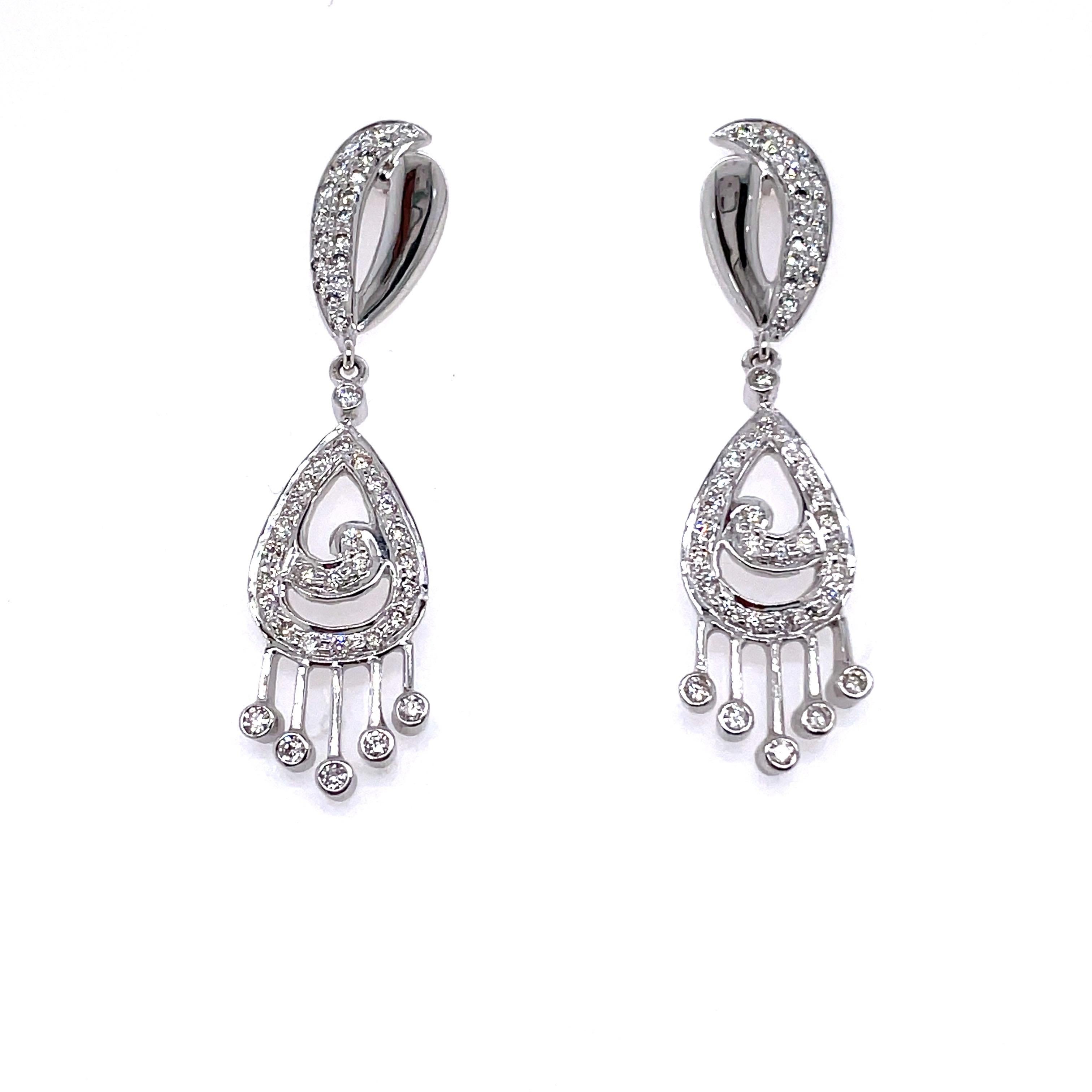 Contemporain Boucles d'oreilles pendantes en or blanc 14K avec diamants  en vente