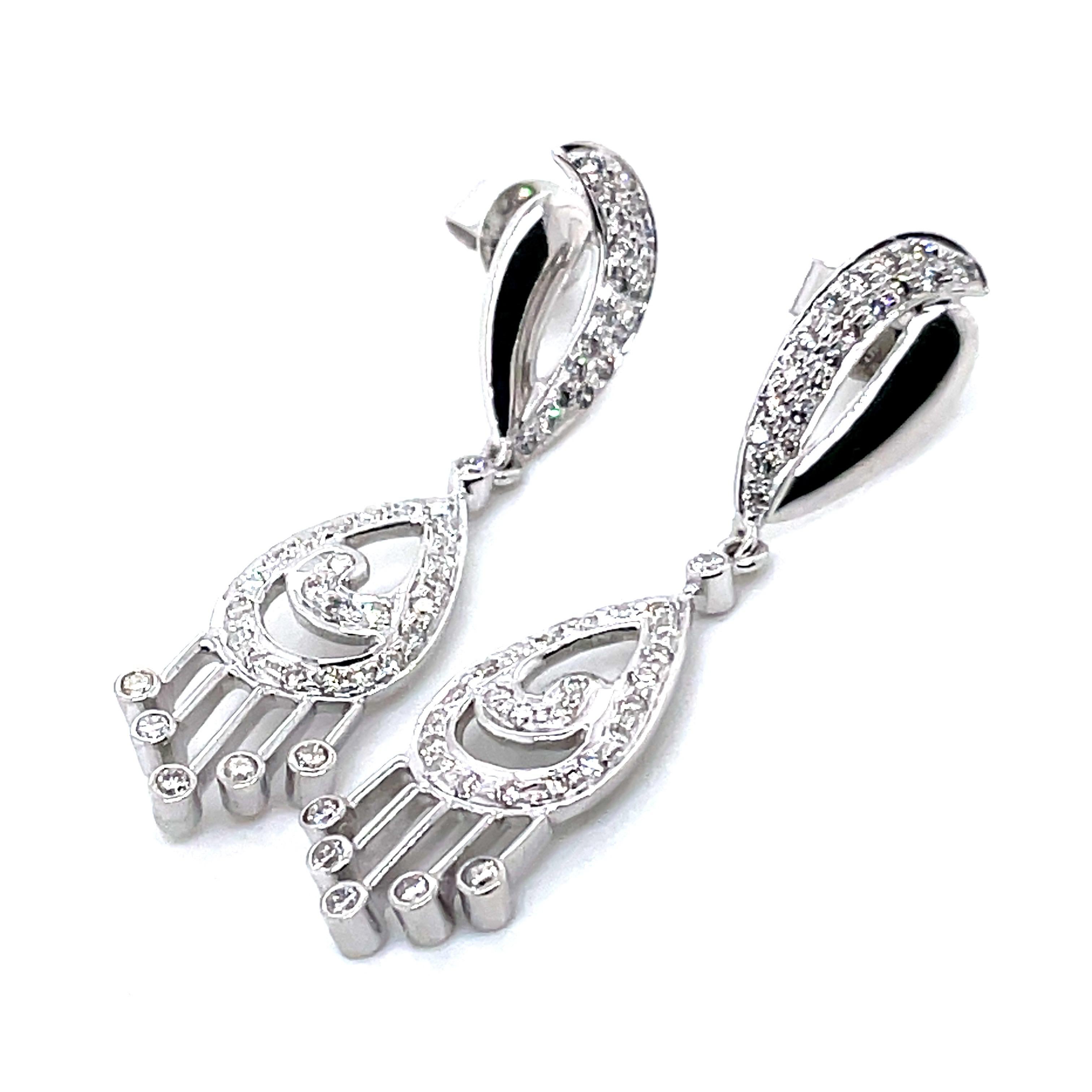 Taille brillant Boucles d'oreilles pendantes en or blanc 14K avec diamants  en vente