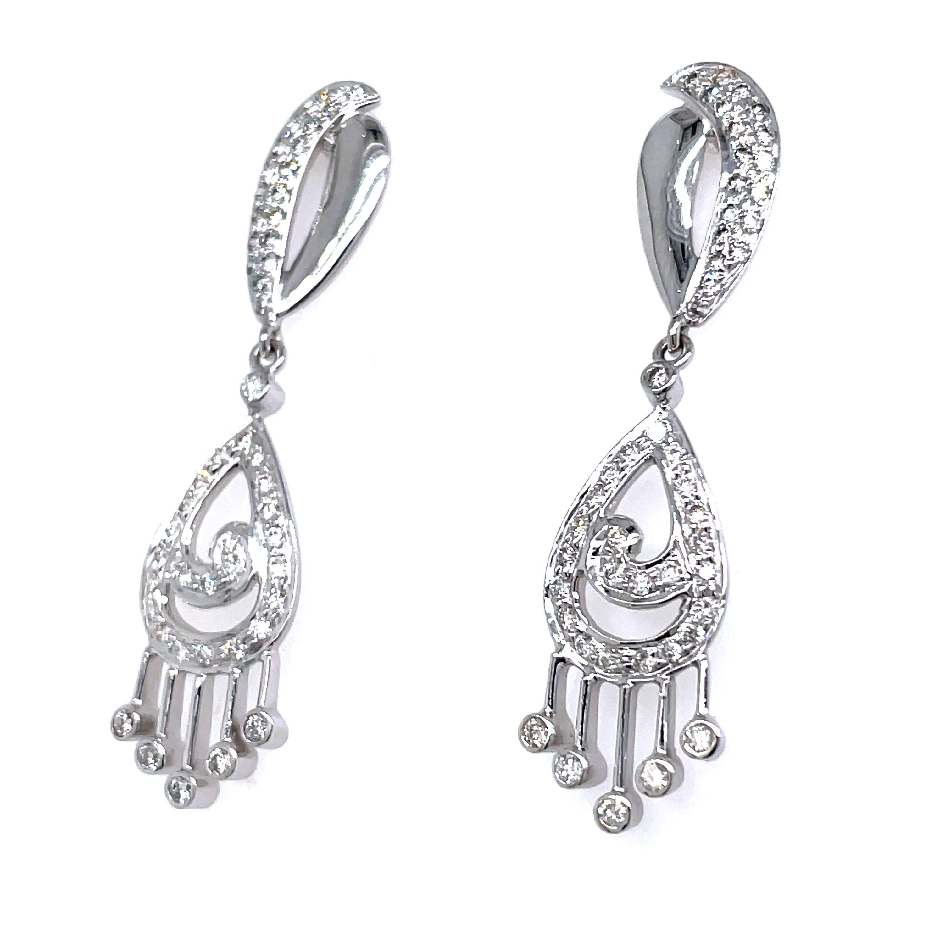 Boucles d'oreilles pendantes en or blanc 14K avec diamants  Pour femmes en vente