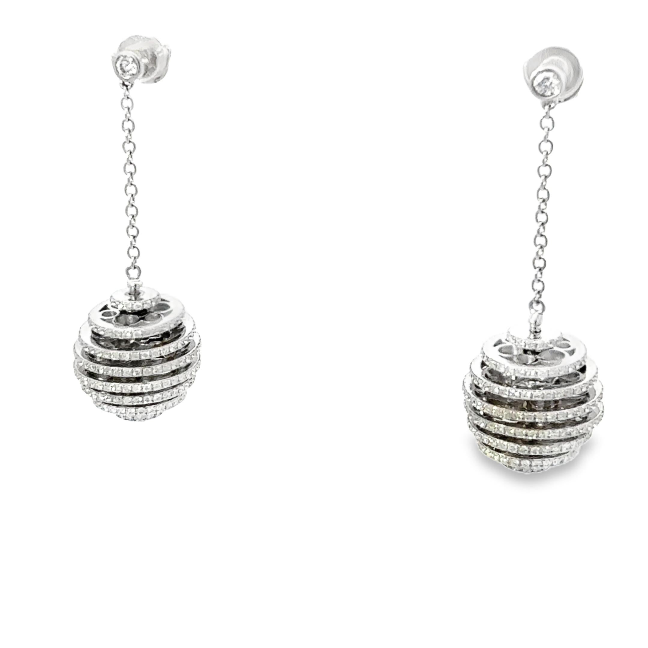 Estos pendientes colgantes de diamantes de oro blanco de 14 quilates presentan un llamativo y contemporáneo diseño esférico, elaborado para captar la luz desde todos los ángulos. Cada pendiente exhibe un orbe resplandeciente hecho de bandas