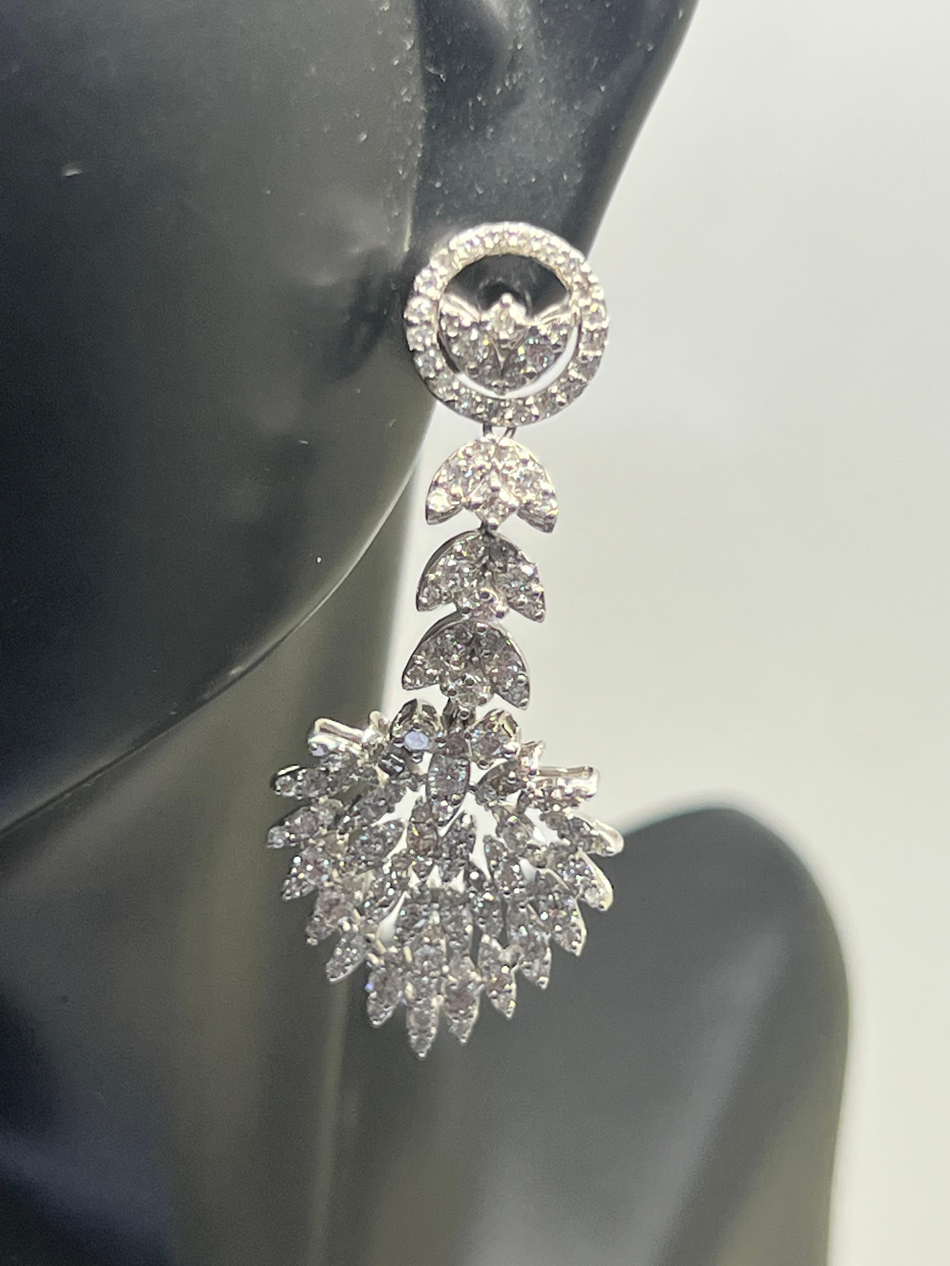 Taille ronde Boucles d'oreilles pendantes fleur en or blanc 14k avec diamants en vente