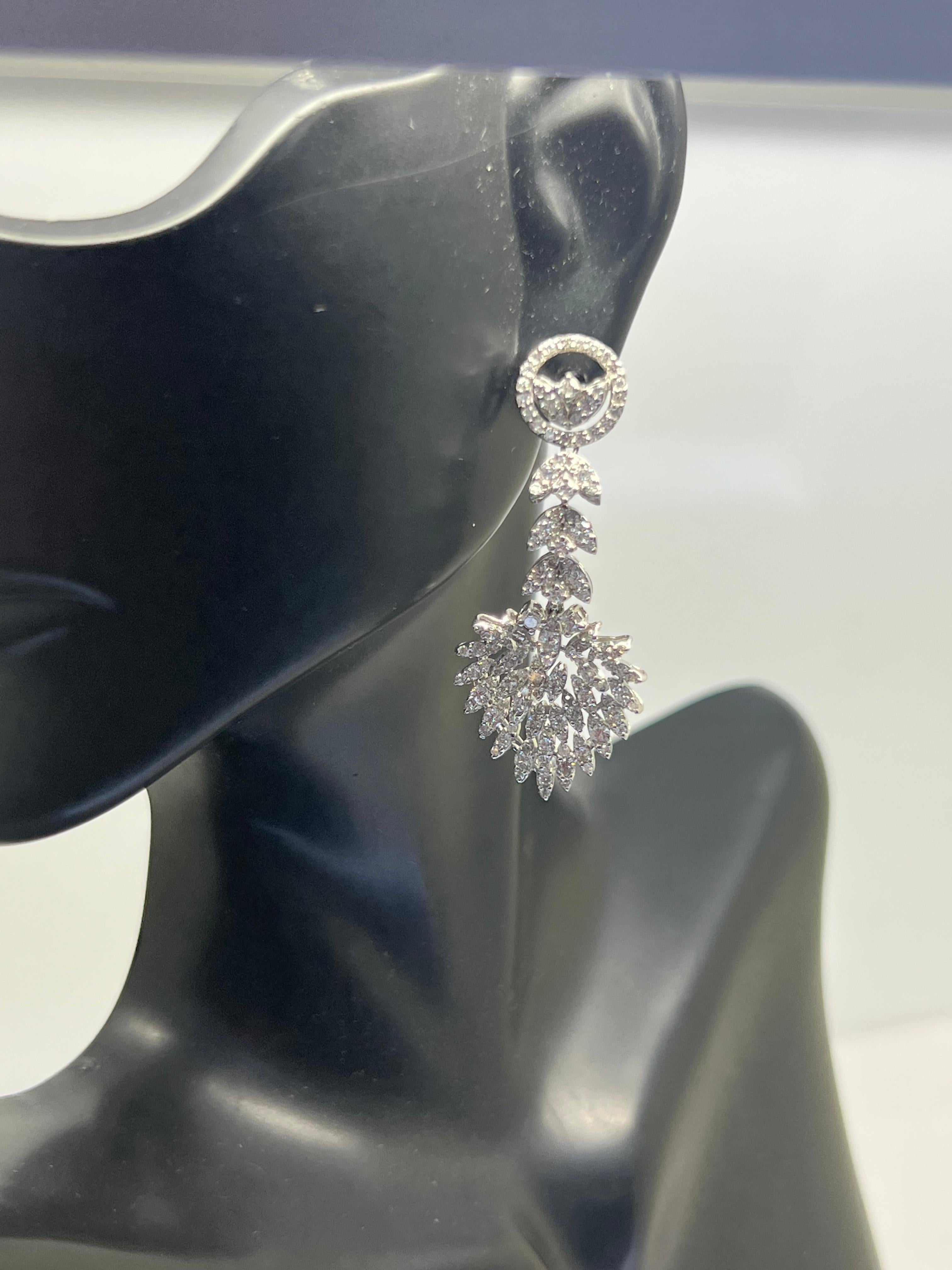 Boucles d'oreilles pendantes fleur en or blanc 14k avec diamants Neuf - En vente à New York, NY