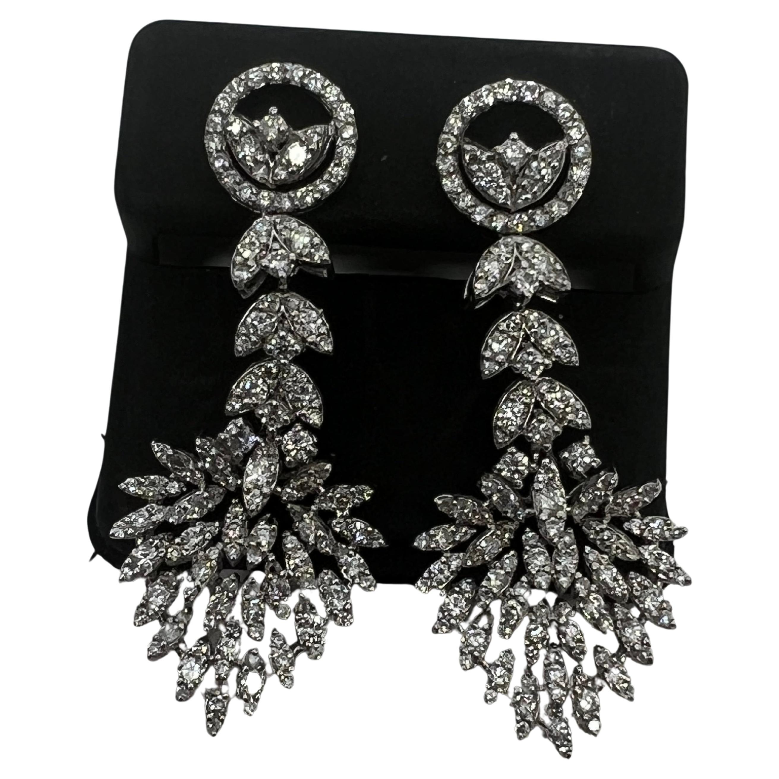 Boucles d'oreilles pendantes fleur en or blanc 14k avec diamants en vente