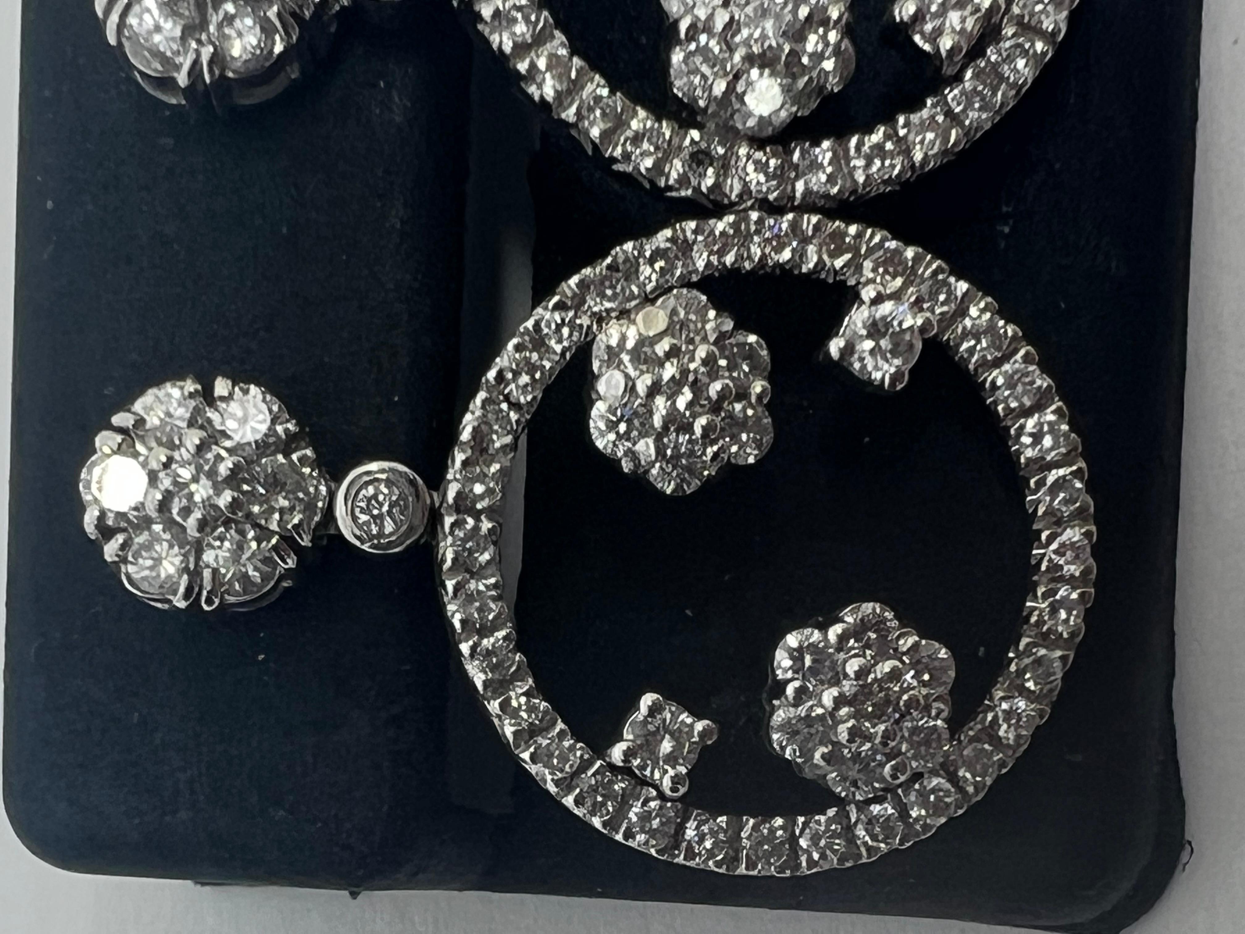 Orecchini a cerchio con diamanti in oro bianco 14k

Peso totale in carati: 2,47 carati

Diamanti rotondi naturali taglio Brilliante

Colore : G

Chiarezza Vs2-Si1

taglio:  Molto buono

spedizione gratuita durante la notte acquista con