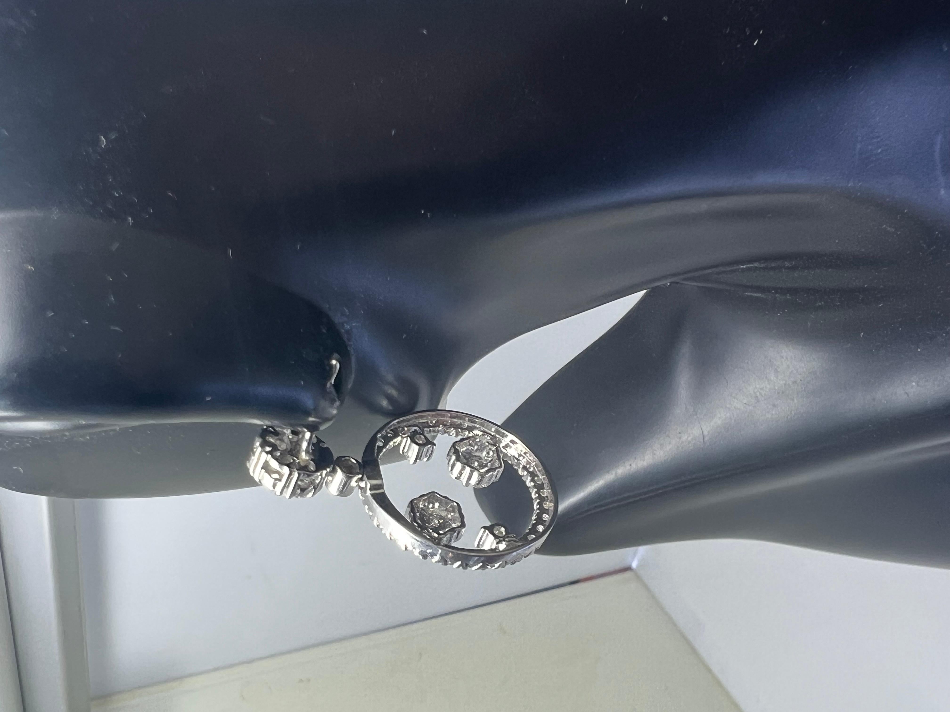 Taglio rotondo Orecchini a cerchio con diamanti in oro bianco 14k in vendita