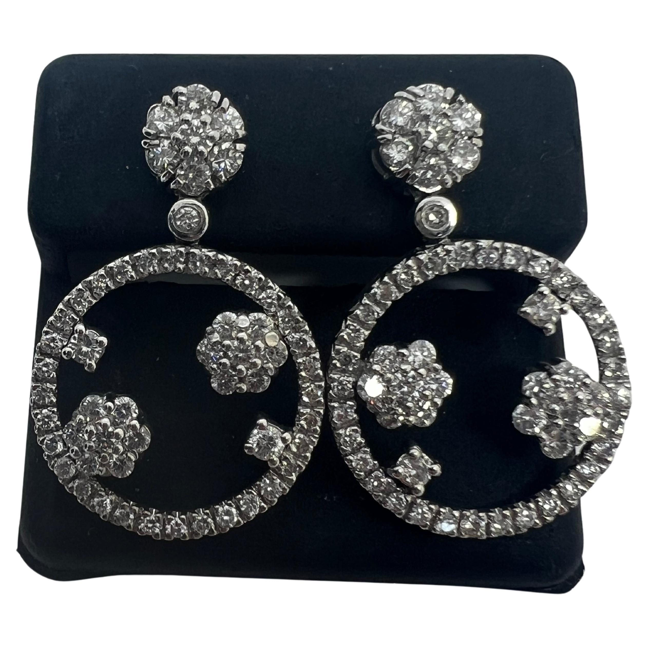Boucles d'oreilles en or blanc 14k avec fleurs et diamants