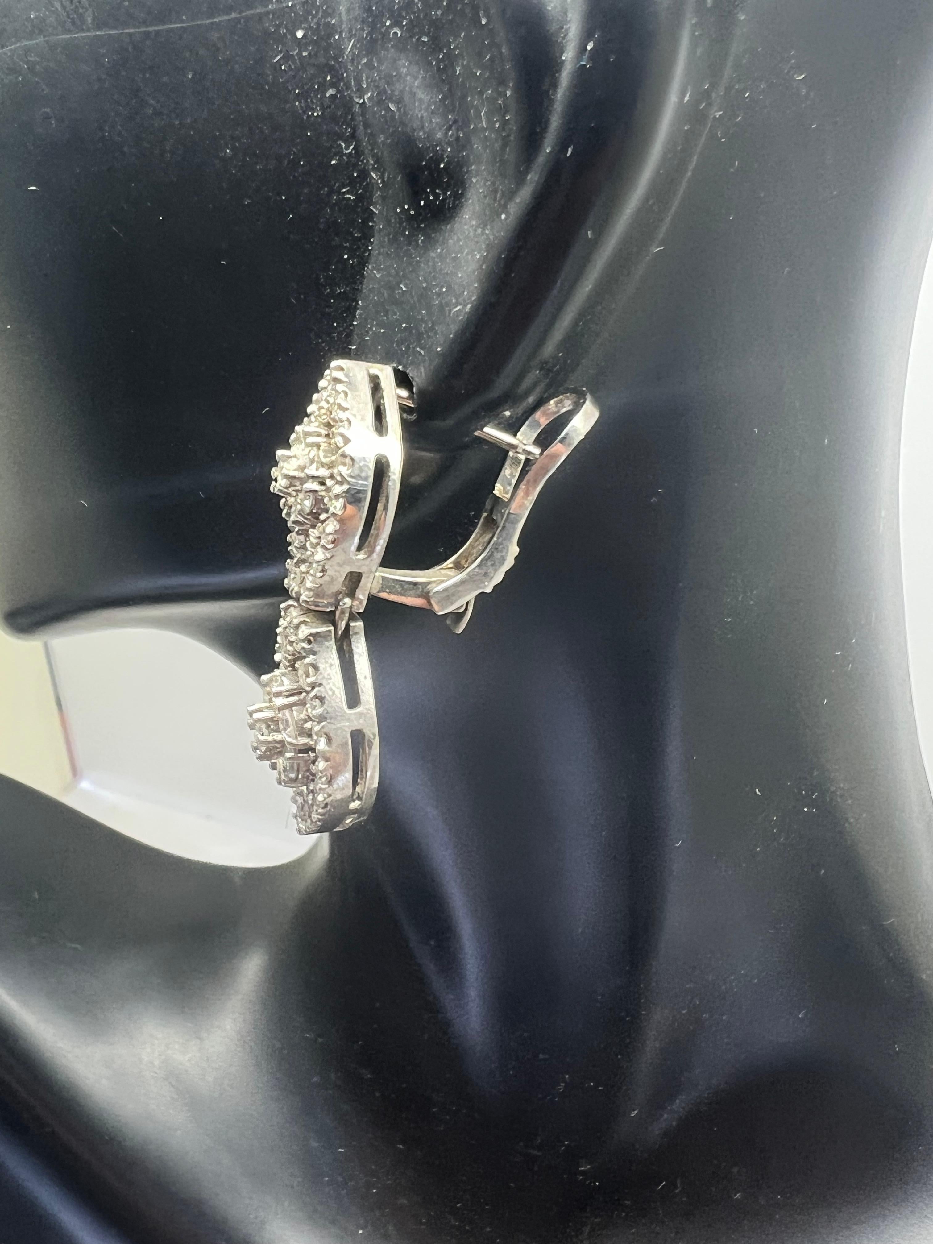 Taglio rotondo Orecchini a goccia con diamanti in oro bianco 14k in vendita