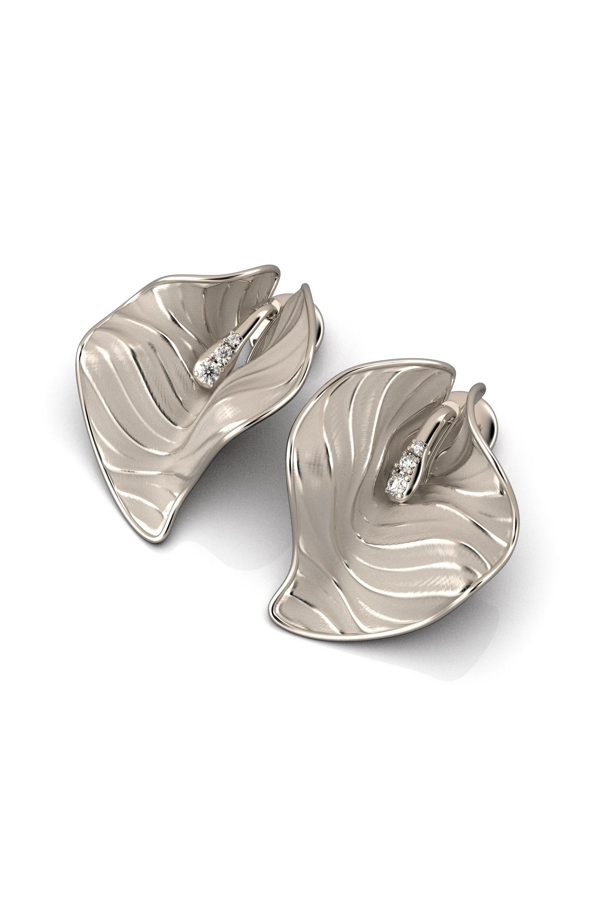 Made to order.
Calla earrings have an interplay of sinuous movements, embellished by the diamonds set on the pistil.
A sophisticated and unique piece of jewelry.  
Vento is a collection created to enhance feminine beauty with soft surface movements