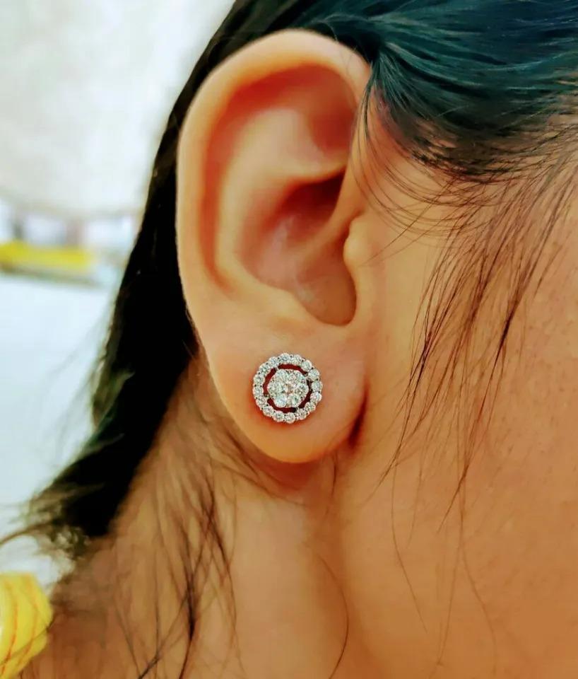 Taglio rotondo Orecchini di diamanti in oro bianco 14K con borchia stile solitario in vendita