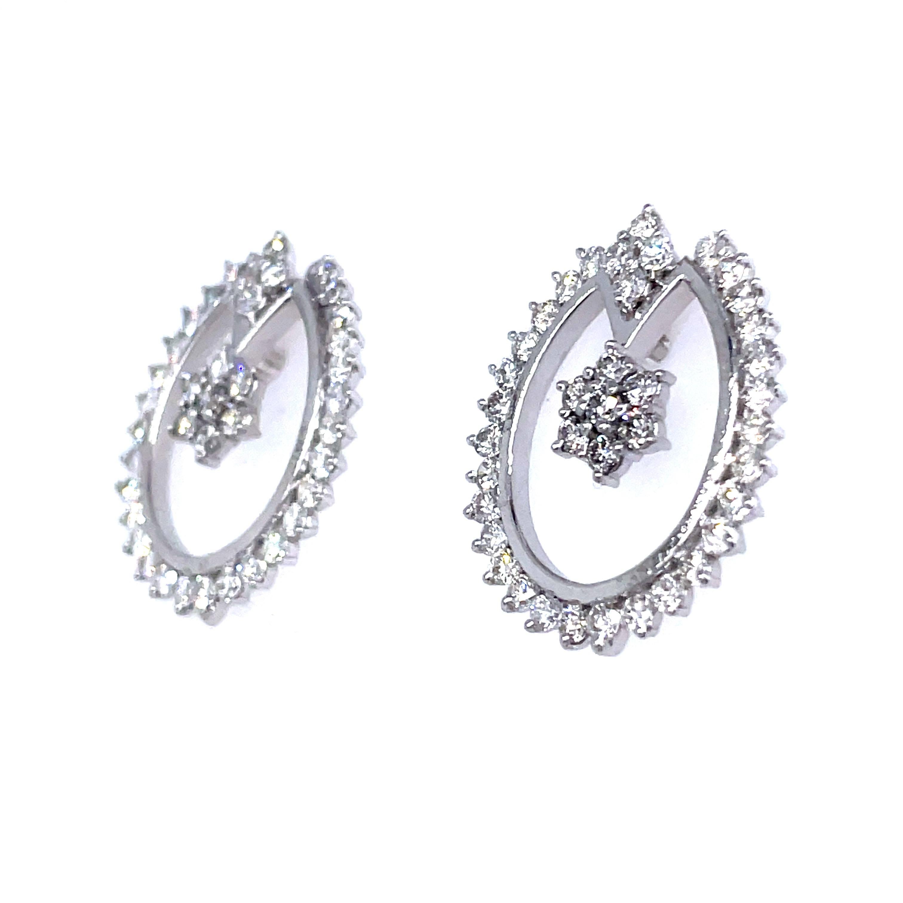 14k White Gold Diamond Earrings With Tulip Pattern In New Condition For Sale In Hong Kong, HK