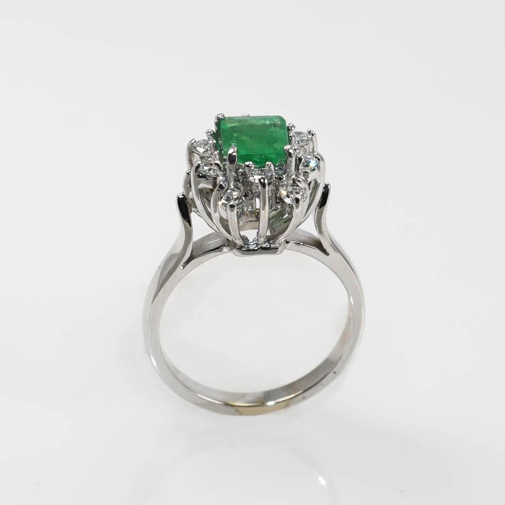14K White Gold Diamond & Emerald Ring, 4gr In Excellent Condition For Sale In Laguna Beach, CA