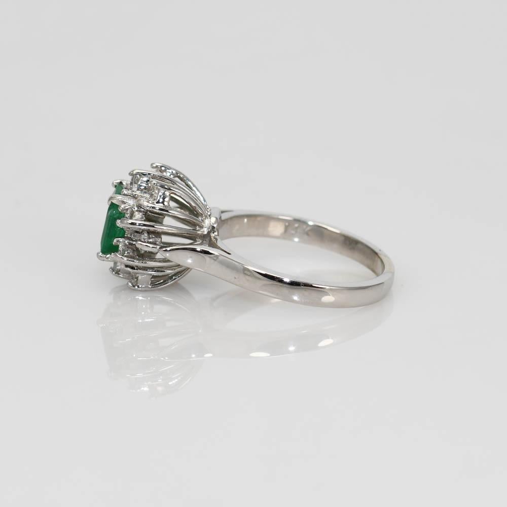 14K White Gold Diamond & Emerald Ring, 4gr For Sale 2