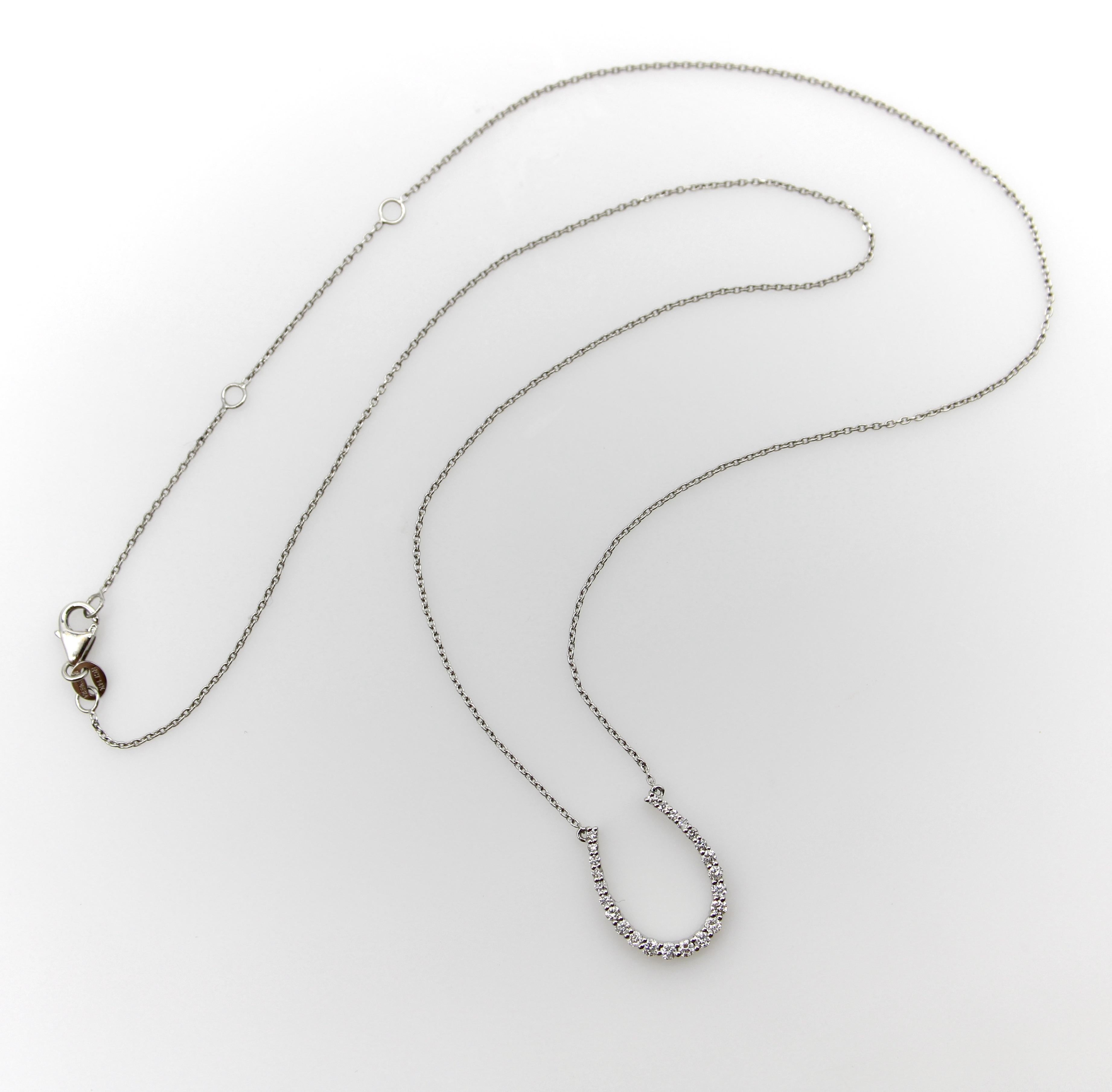 La caractéristique de ce collier en or blanc 14k est un pendentif en fer à cheval bien proportionné avec des diamants gradués. Les diamants sont sertis en perles et créent un effet festonné autour du bord du fer à cheval, ce qui lui donne un aspect
