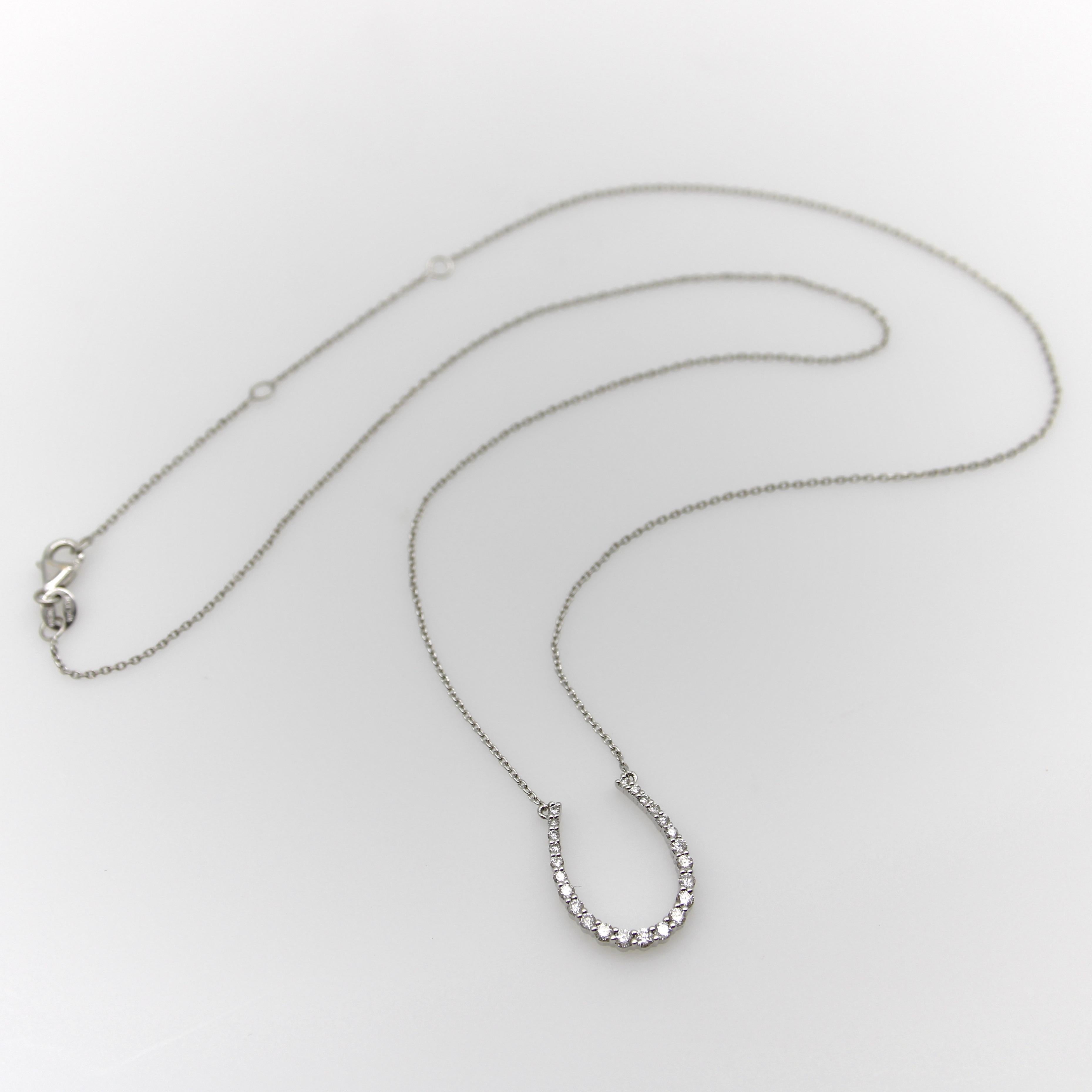 Contemporain Pendentif fer à cheval en or blanc 14K incrusté de diamants en vente