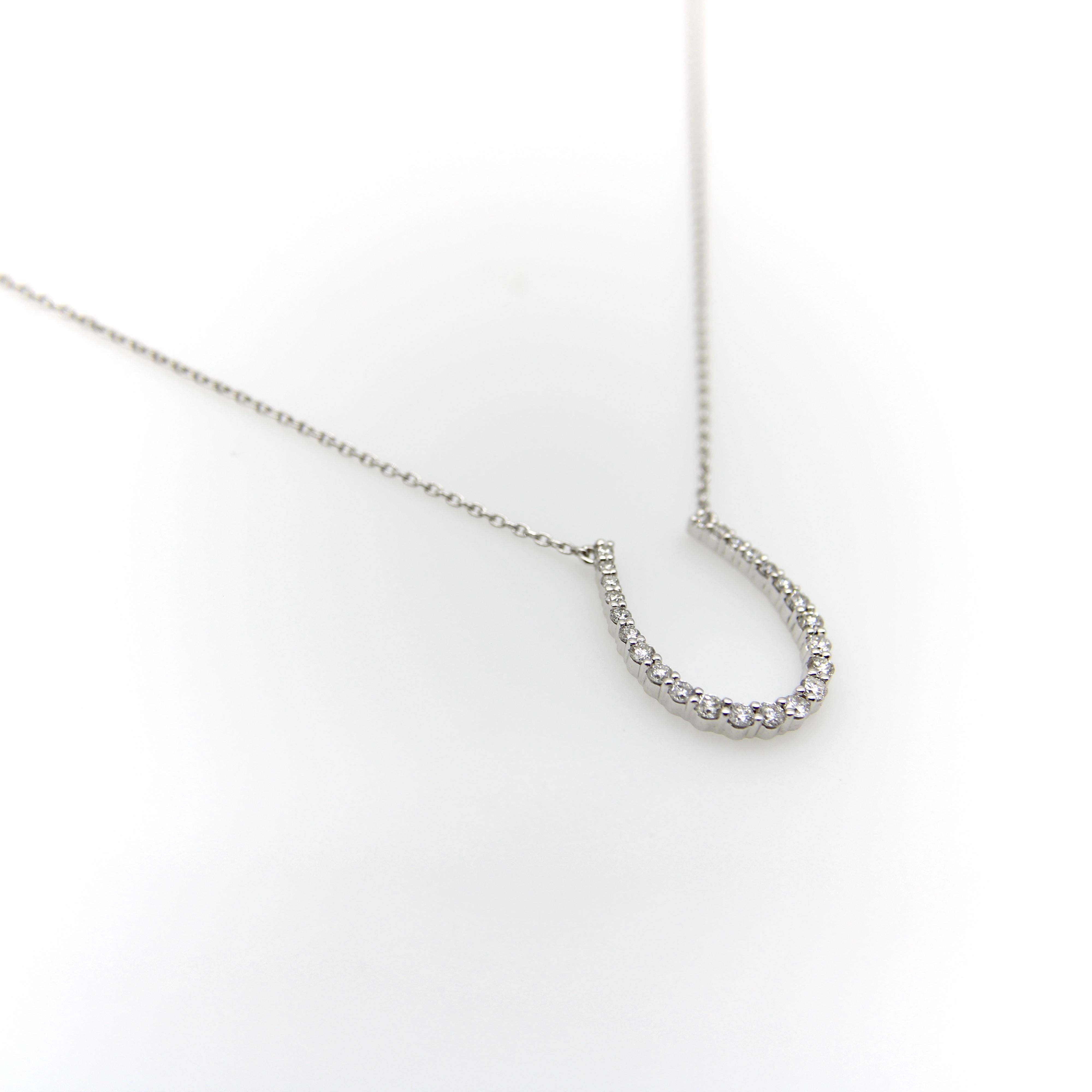 Taille ronde Pendentif fer à cheval en or blanc 14K incrusté de diamants en vente