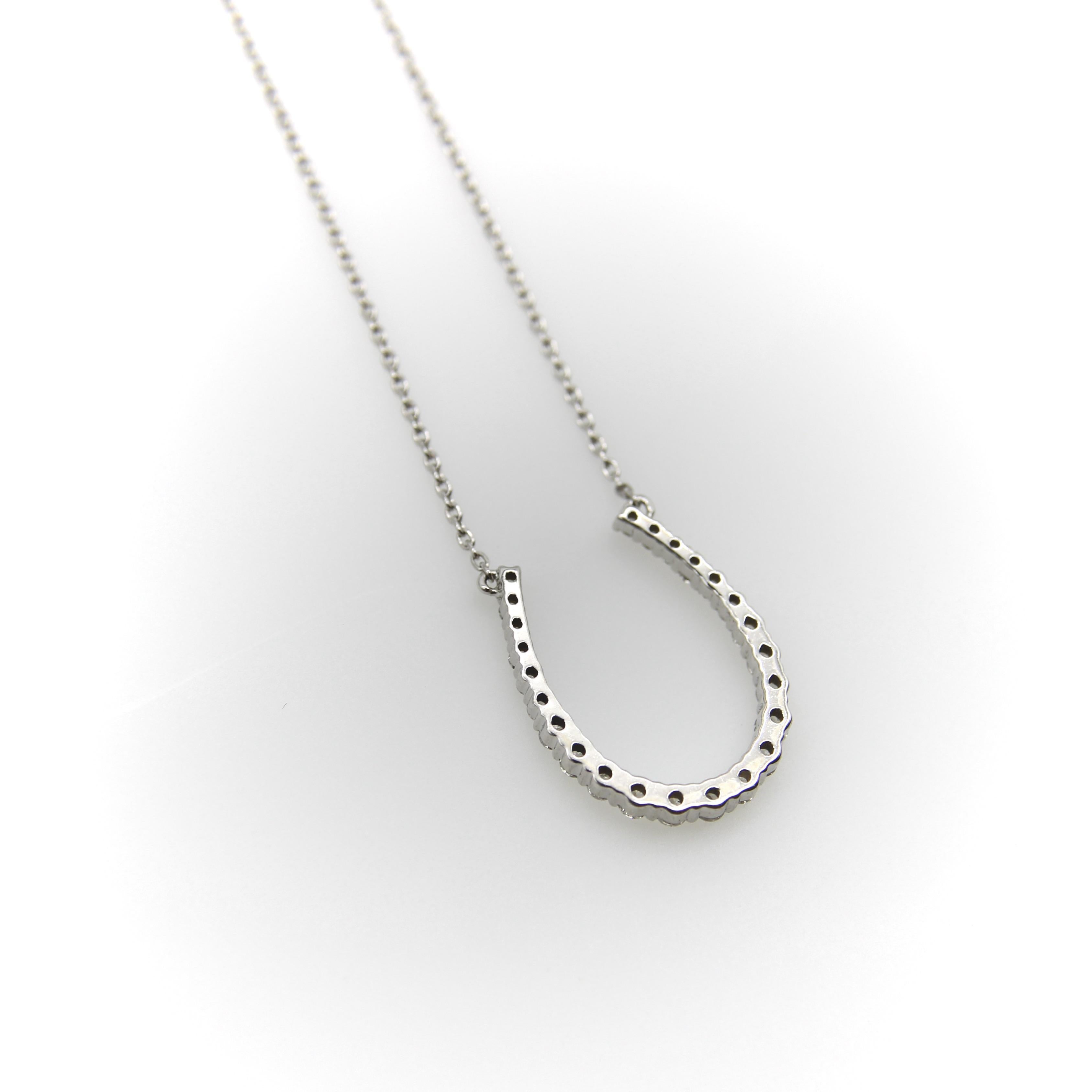 Pendentif fer à cheval en or blanc 14K incrusté de diamants Unisexe en vente