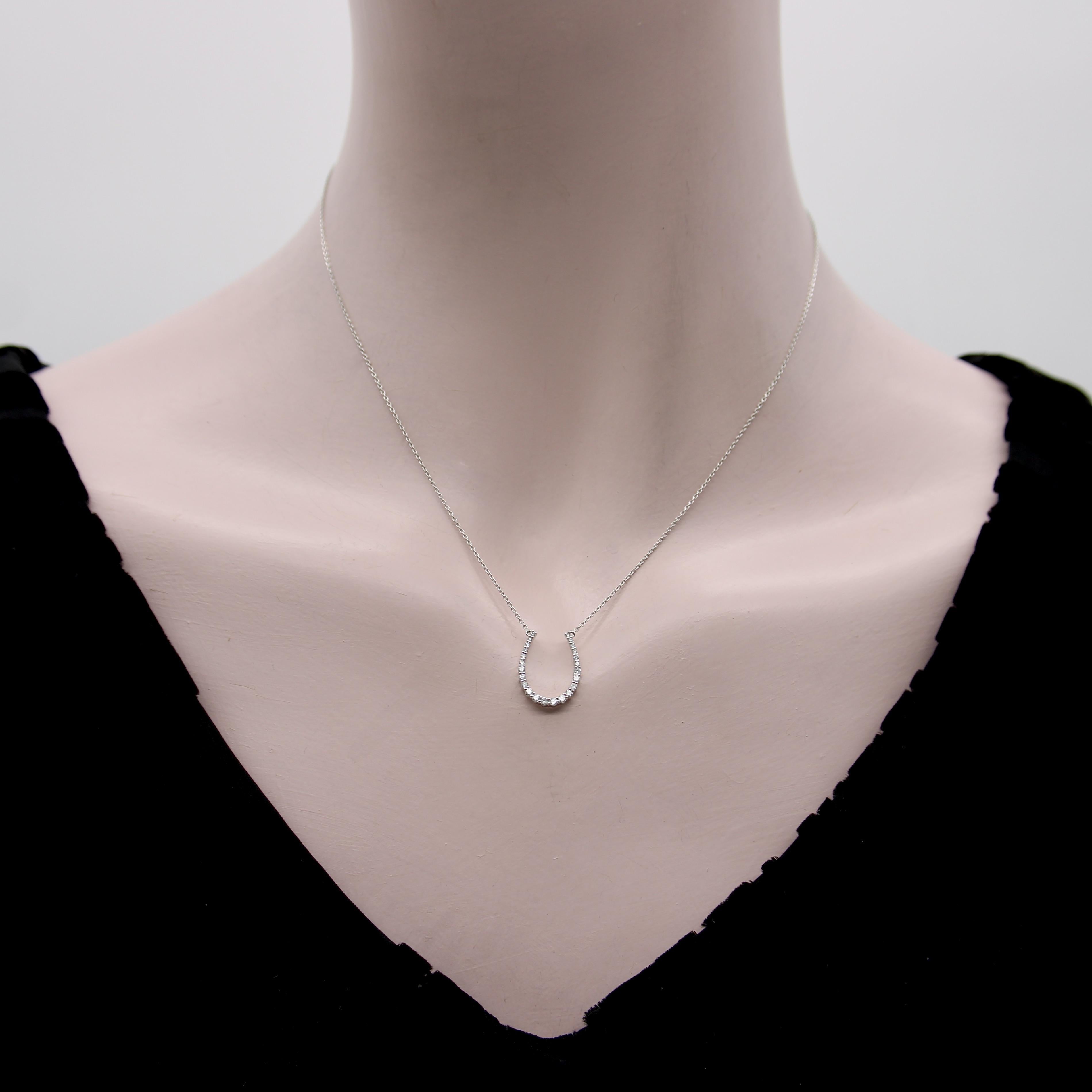 Pendentif fer à cheval en or blanc 14K incrusté de diamants en vente 2