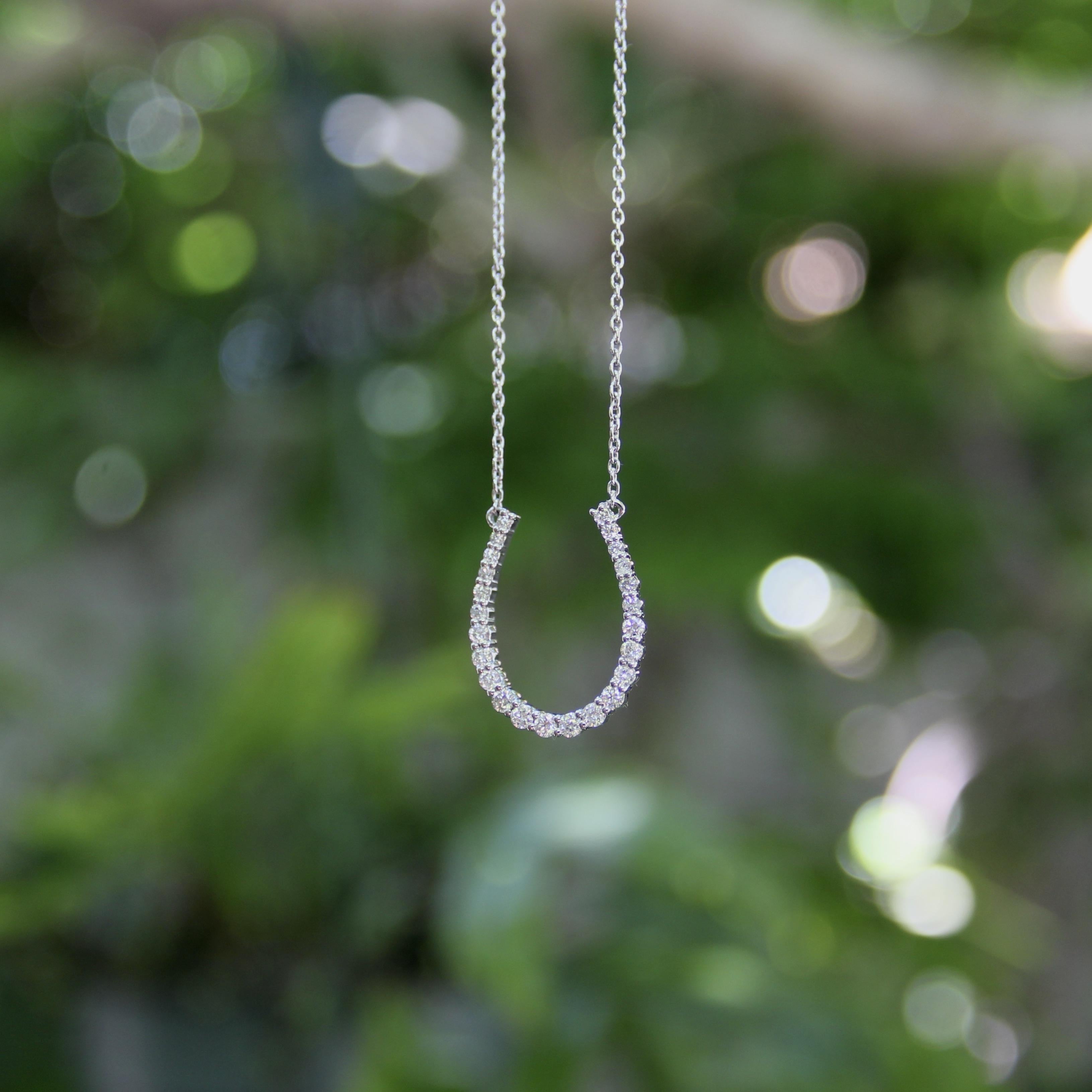 Pendentif fer à cheval en or blanc 14K incrusté de diamants en vente 3
