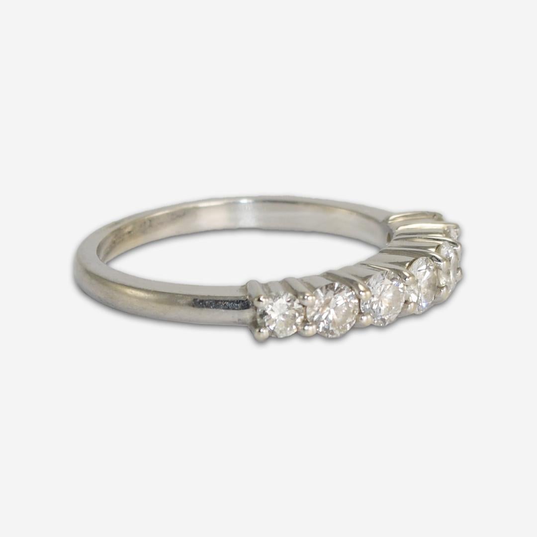 Bracelet en or blanc 14k diamant 0.75 ct TDW - Taille 6.75
Estampillé 14k et pèse 3,2 grammes.
Il y a sept coupes rondes brillantes, 0,75 carats au total, de couleur i à j, de clarté si et de bonnes coupes.
La taille de la bague est de 6 3/4 et peut