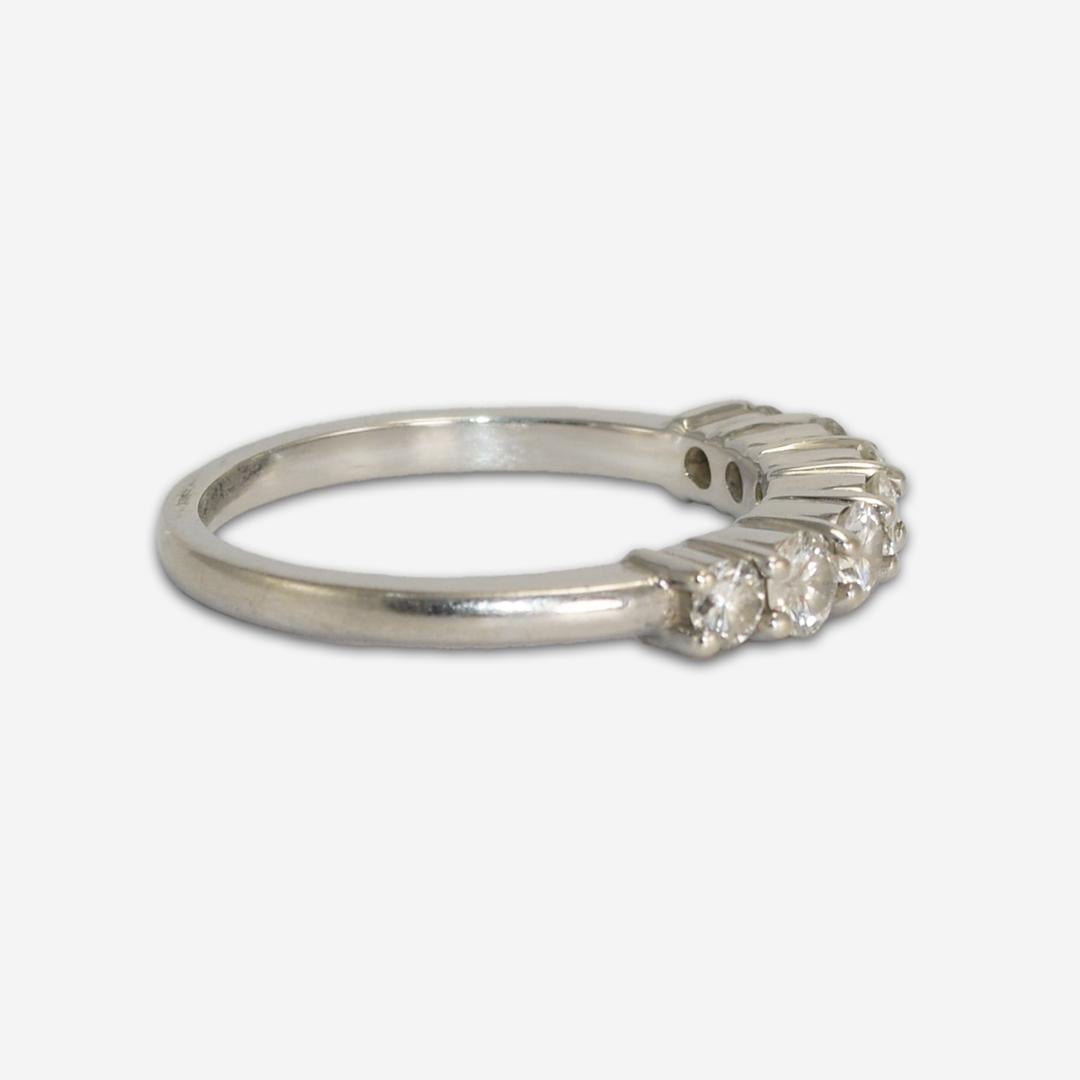 Taille ronde Bague de fiançailles en or blanc 14 carats avec diamants 0,75 carat en vente