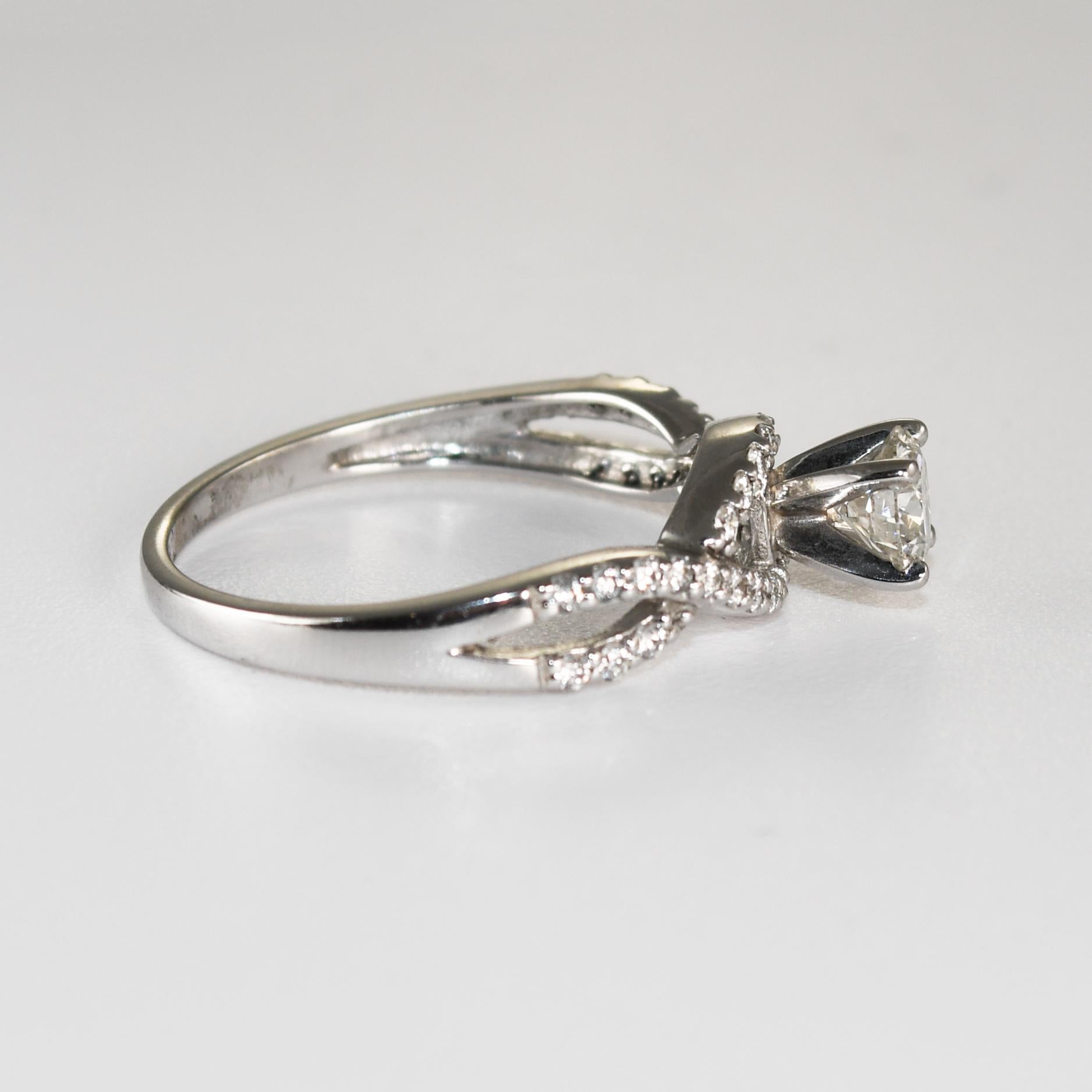 Taglio rotondo Anello di fidanzamento con diamante in oro bianco 14K 0,72ct in vendita