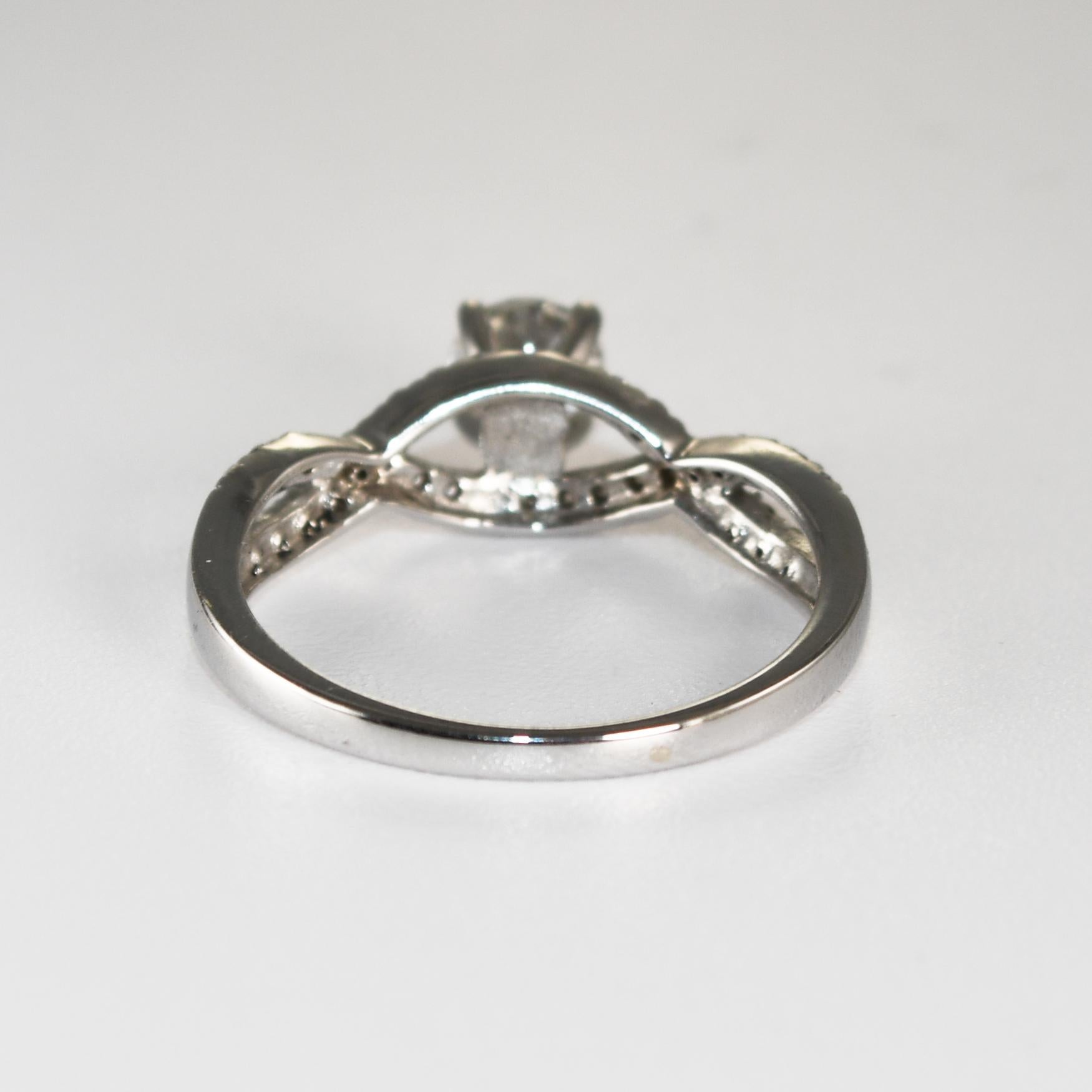 Anello di fidanzamento con diamante in oro bianco 14K 0,72ct In condizioni ottime in vendita a Laguna Beach, CA