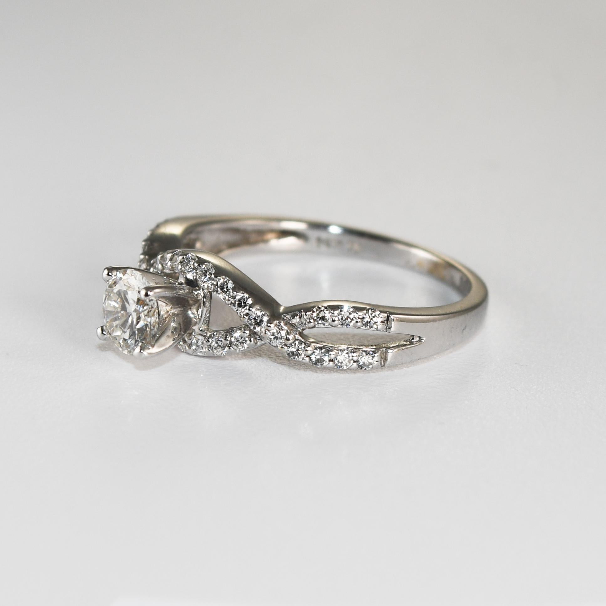 Anello di fidanzamento con diamante in oro bianco 14K 0,72ct in vendita 1
