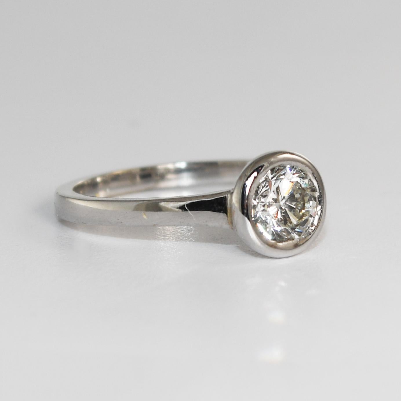 Anillo de compromiso de oro blanco de 18k y diamantes para mujer.
Prueba 75% de oro con un analizador de metales XRF.
El peso bruto del anillo es de 3,6 gramos.
El diamante es una talla brillante redonda de 0,75 quilates, color i a j, claridad Vs,