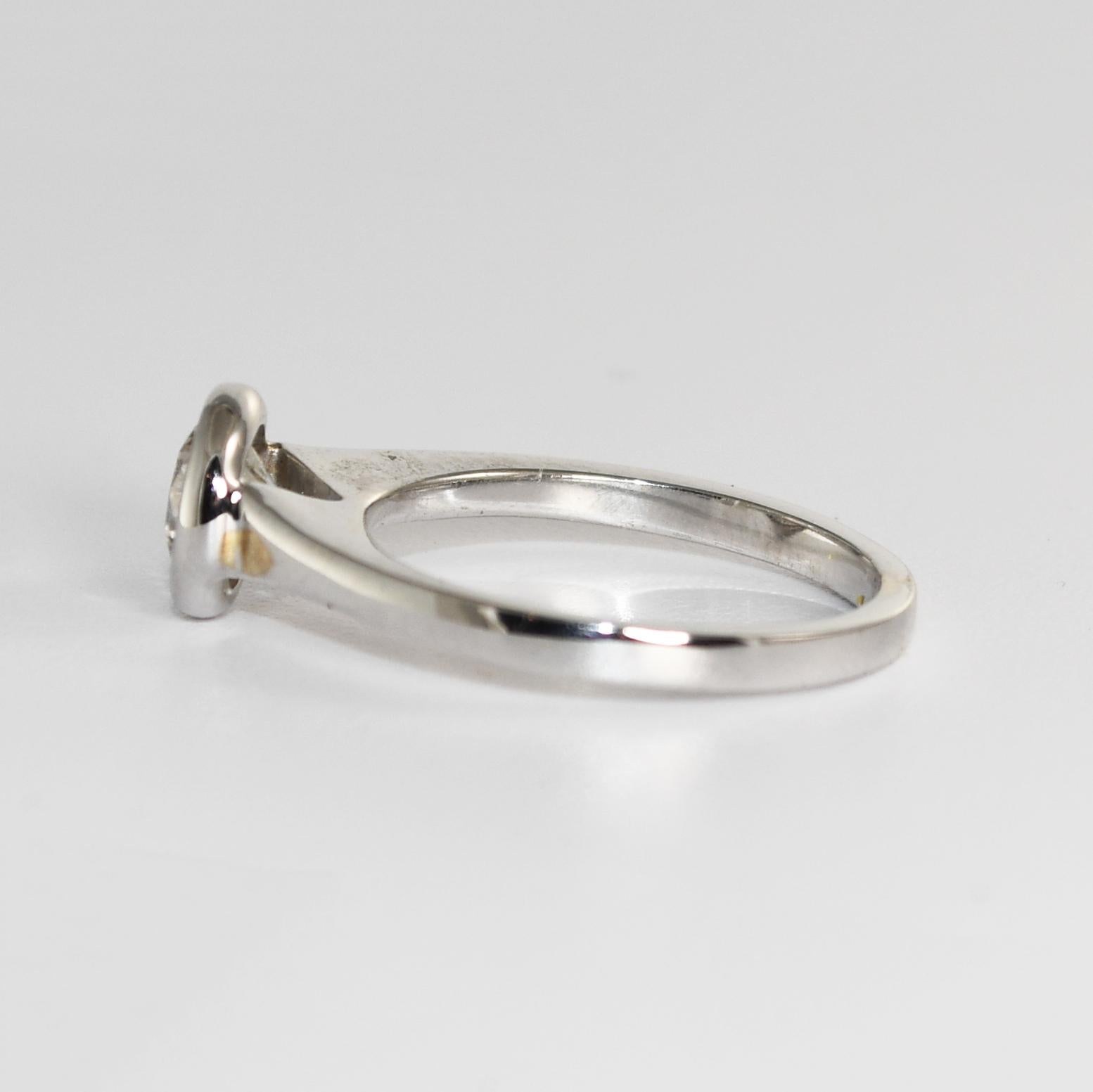 Femenino o masculino Anillo de compromiso de diamantes de oro blanco de 14 quilates 0,75 ct en venta