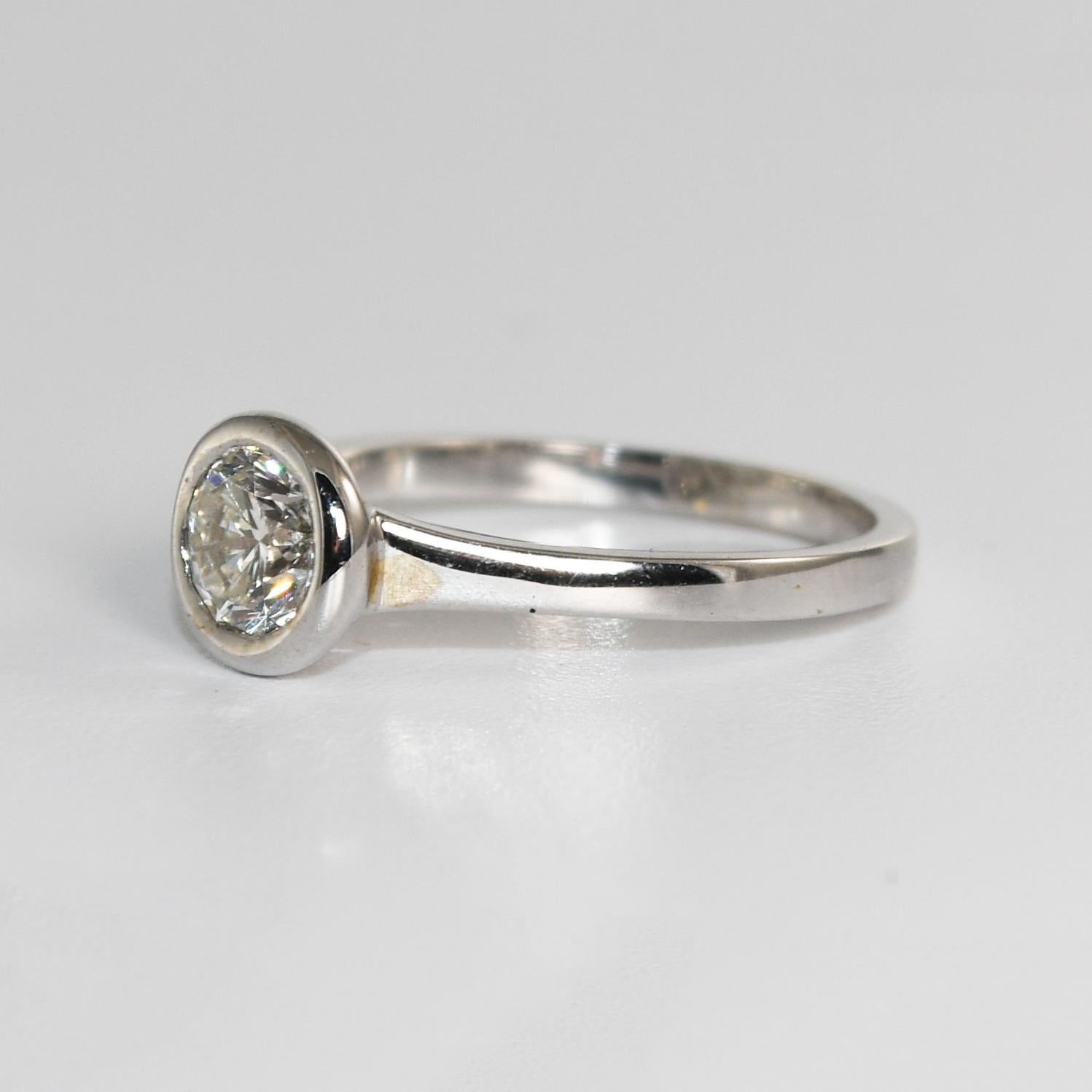 Anillo de compromiso de diamantes de oro blanco de 14 quilates 0,75 ct en venta 1