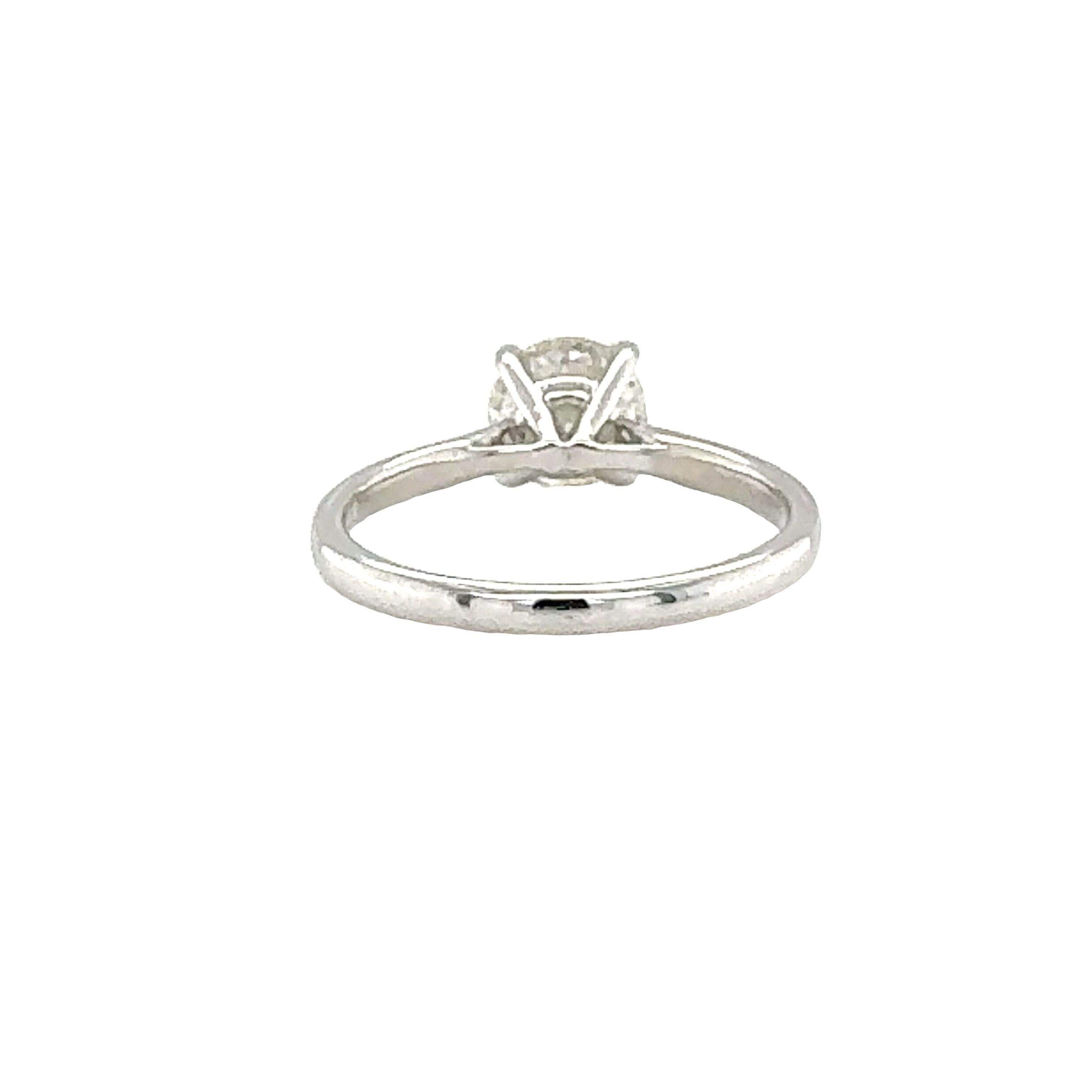 Taille ronde Bague de fiançailles en or blanc 14K avec diamant en vente