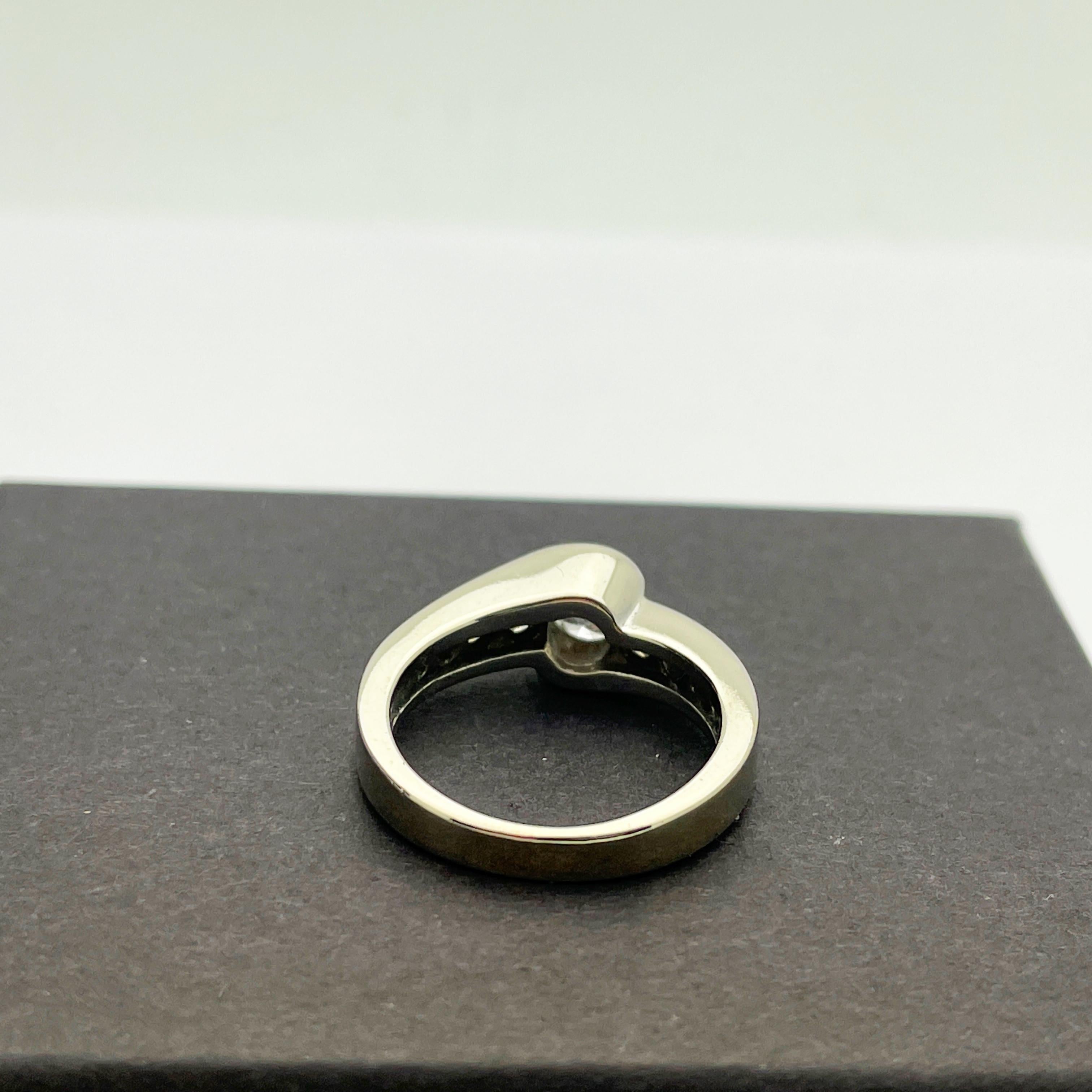 Round Cut 14k White Gold Diamond Engagement Ring