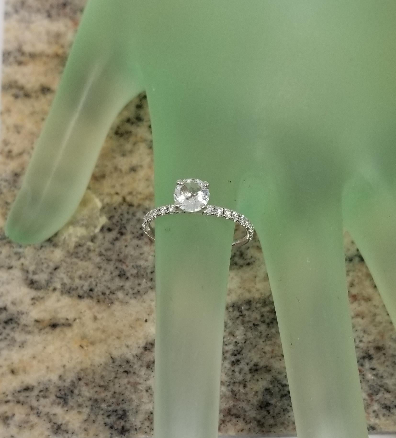 14 Karat Weißgold Diamant-Verlobungsring mit weißem Saphir in der Mitte im Zustand „Neu“ im Angebot in Los Angeles, CA