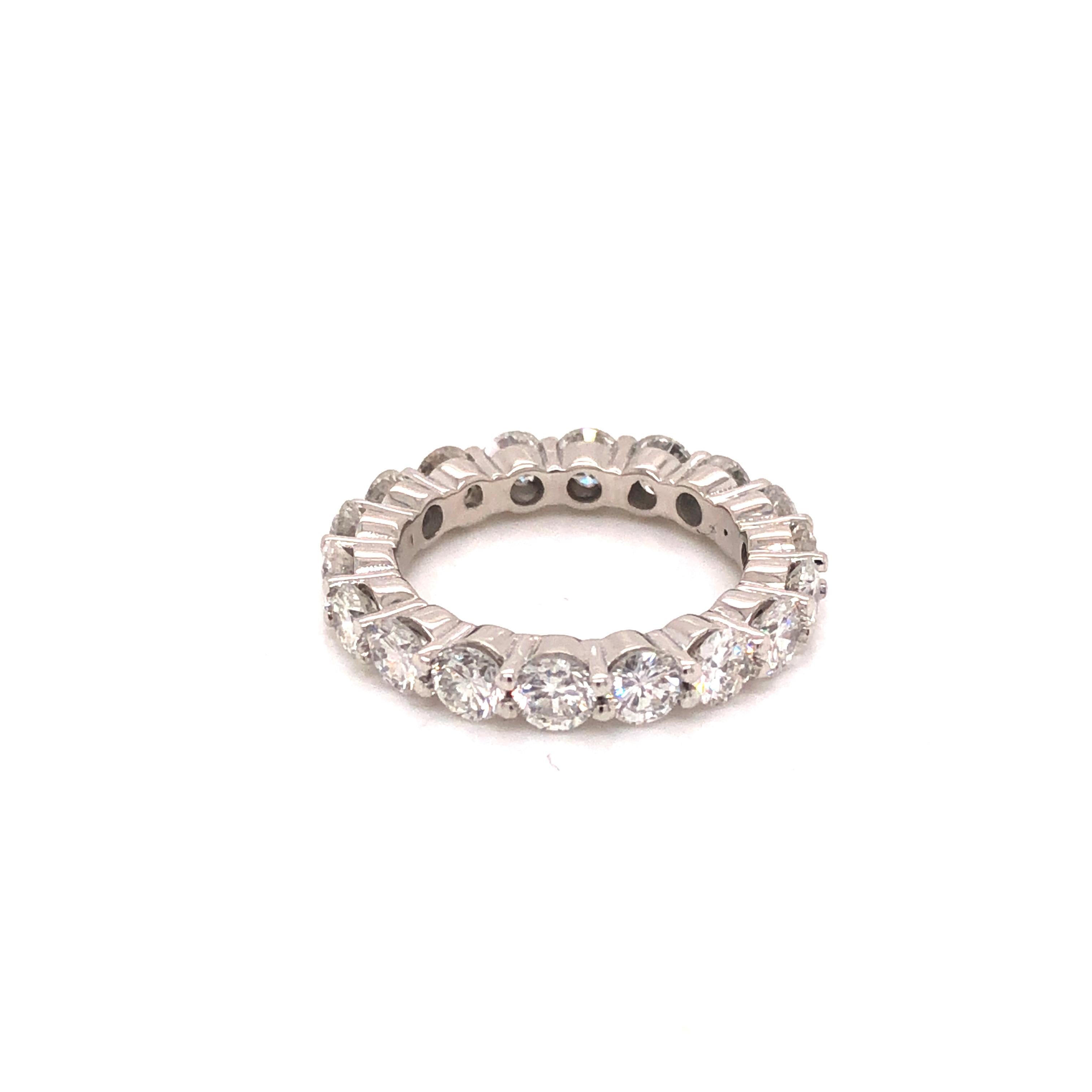 A 14K white gold eternity band consisting of 18 round-cut diamonds weighing a total of approximately 2.70 carat - VS clarity - GH color

Stone: Diamond ~ 2.70 carat

Metal: 14K White Gold

Ring Size: 5 US

Total Weight: 3.8 grams

