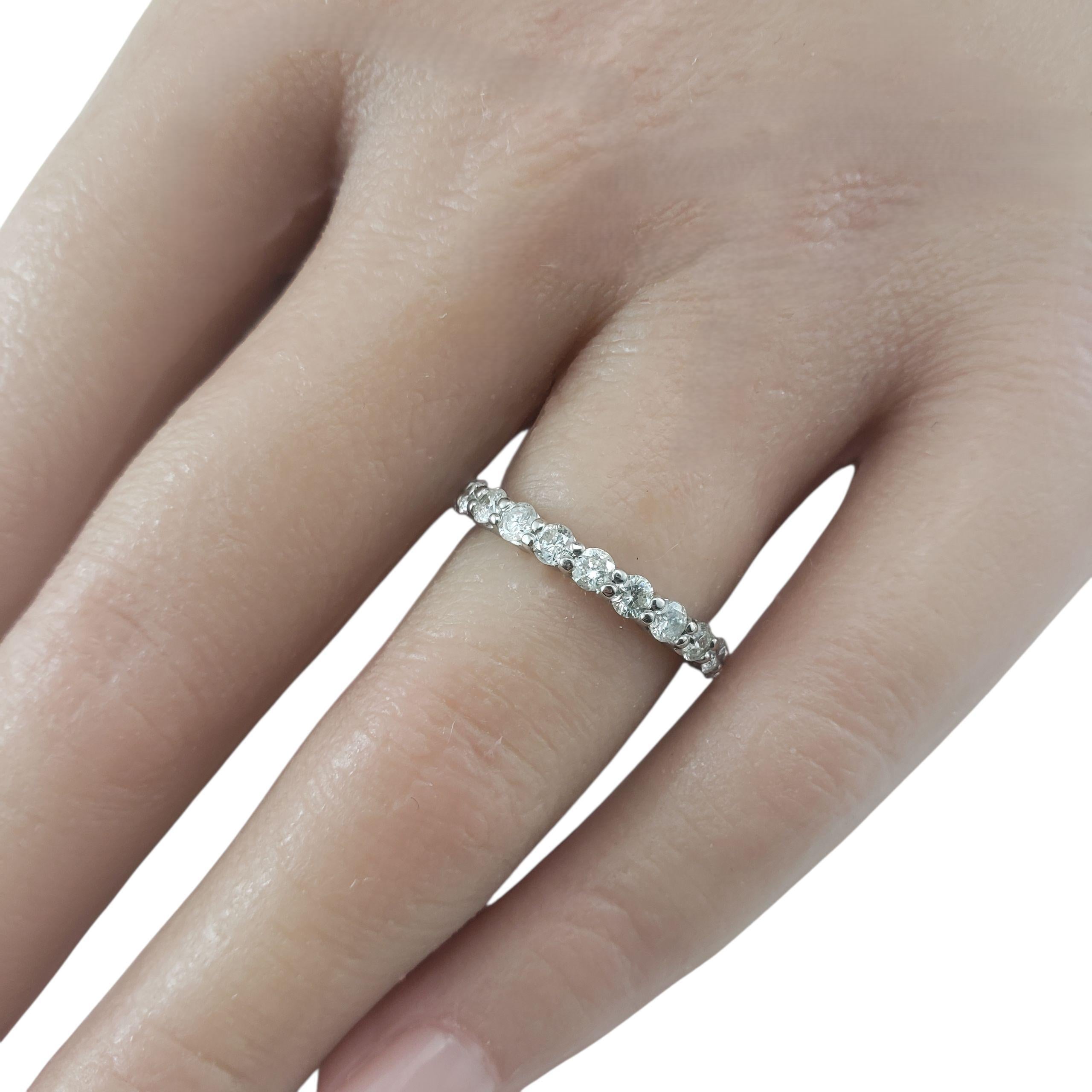 Anello di eternità con diamante in oro bianco 14K misura 5,75  #23347 in vendita 1