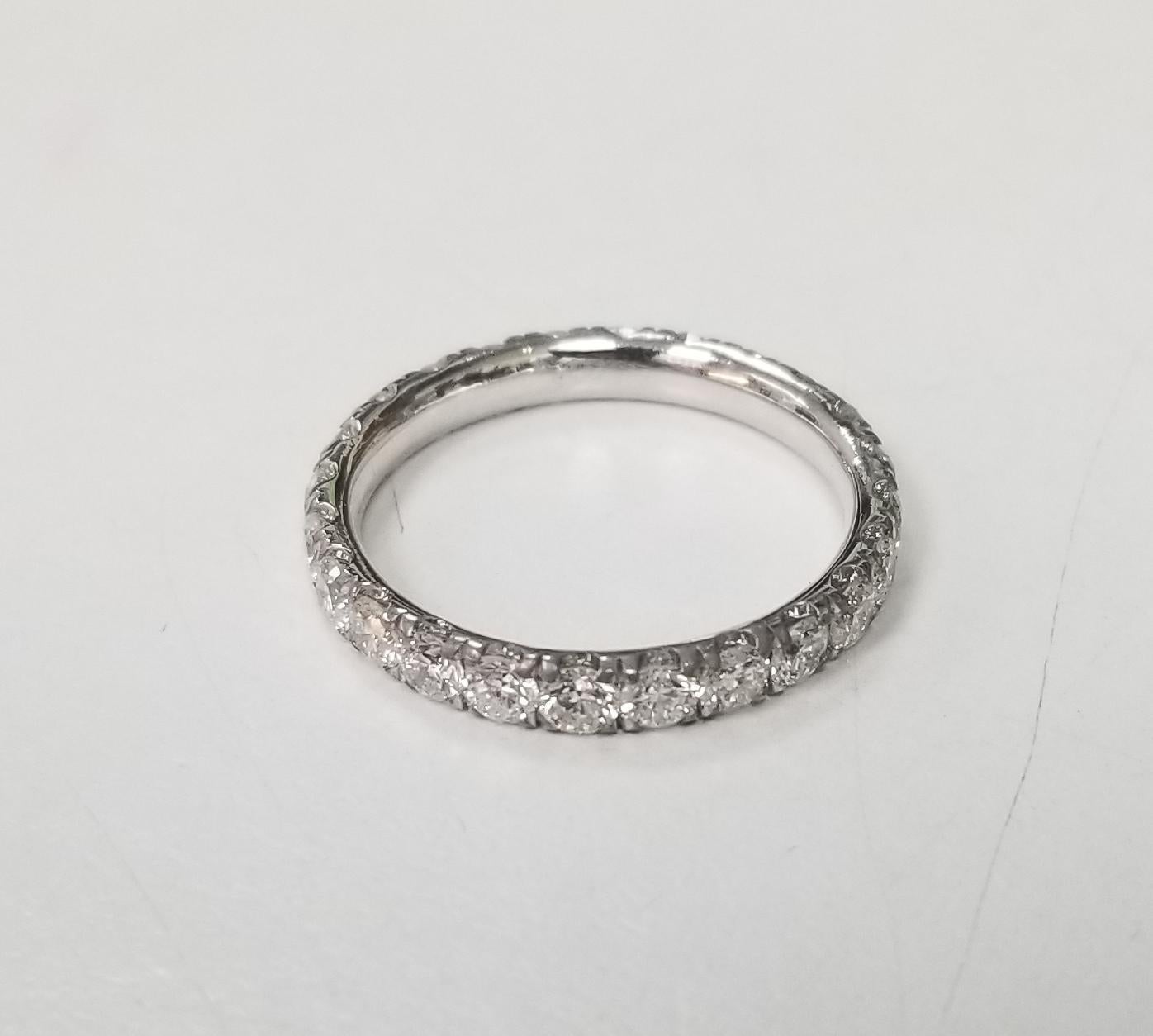 BRILLIANT CUT DIAMOND ETERNITY RING IN 14K WHITE GOLD 1.75 CTW. Set in comfort fit and shared prongs.
Specifications:
    main stone: BRILLIANT CUT DIAMOND
    diamonds: 24 PIECES
    carat total weight: 1.75
    color:  G
    clarity: VS2
   