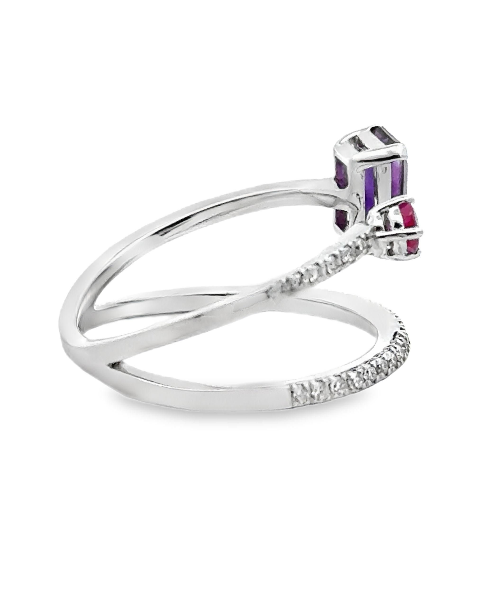 Anillo de moda de oro blanco de 14 quilates con una amatista de 0,86 quilates, un rubí de 0,16 quilates y 45 diamantes redondos facetados de 0,23 quilates en total.   

- Dedo tamaño 7