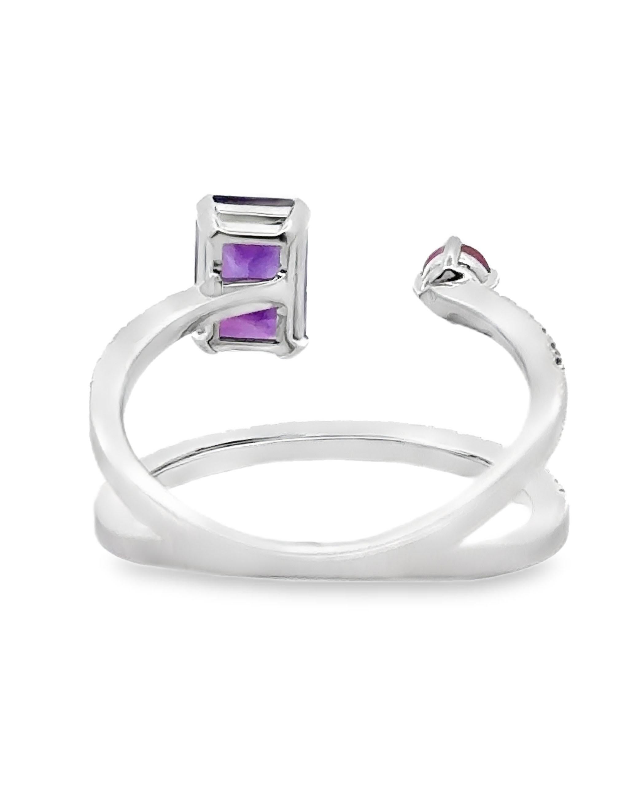 Anillo de moda de oro blanco de 14 quilates con diamantes, amatista y rubí - Talla 7 Contemporáneo en venta