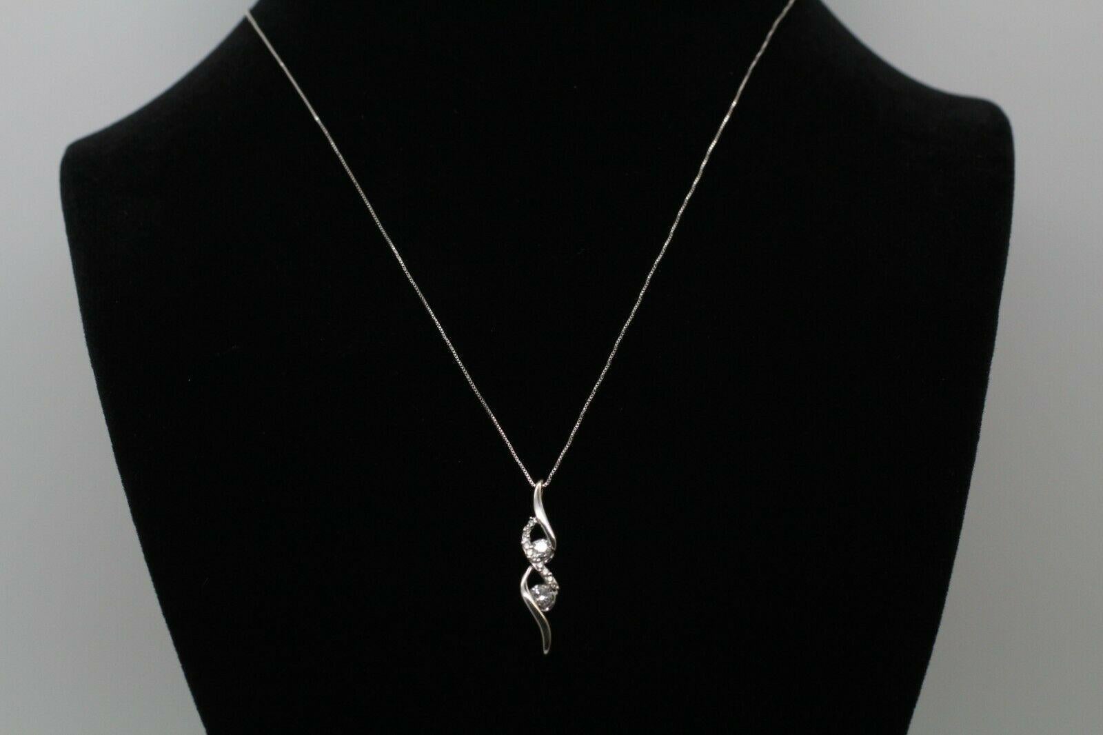 Taille ronde Pendentif figuratif en or blanc 14 carats avec diamants taille 8