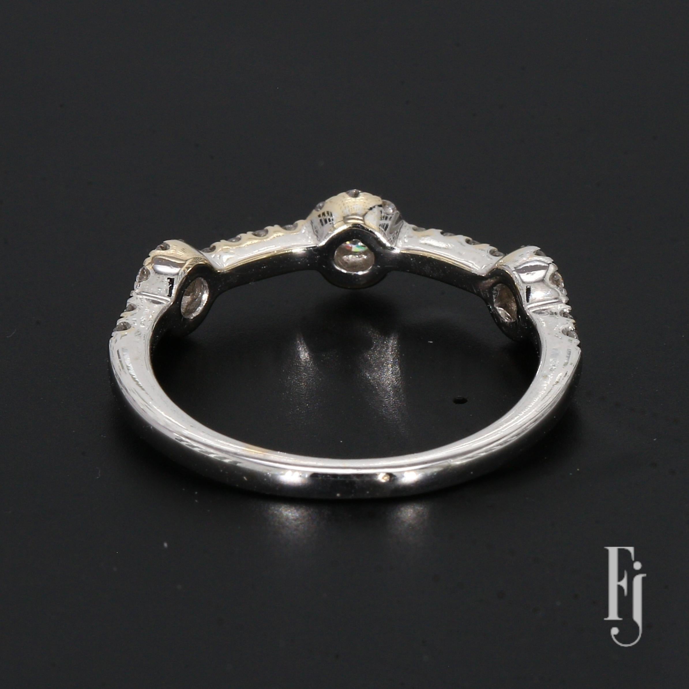 Anillo de compromiso Floral de Oro Blanco de 14k y Diamantes - Talla 6.5 Corte redondo en venta