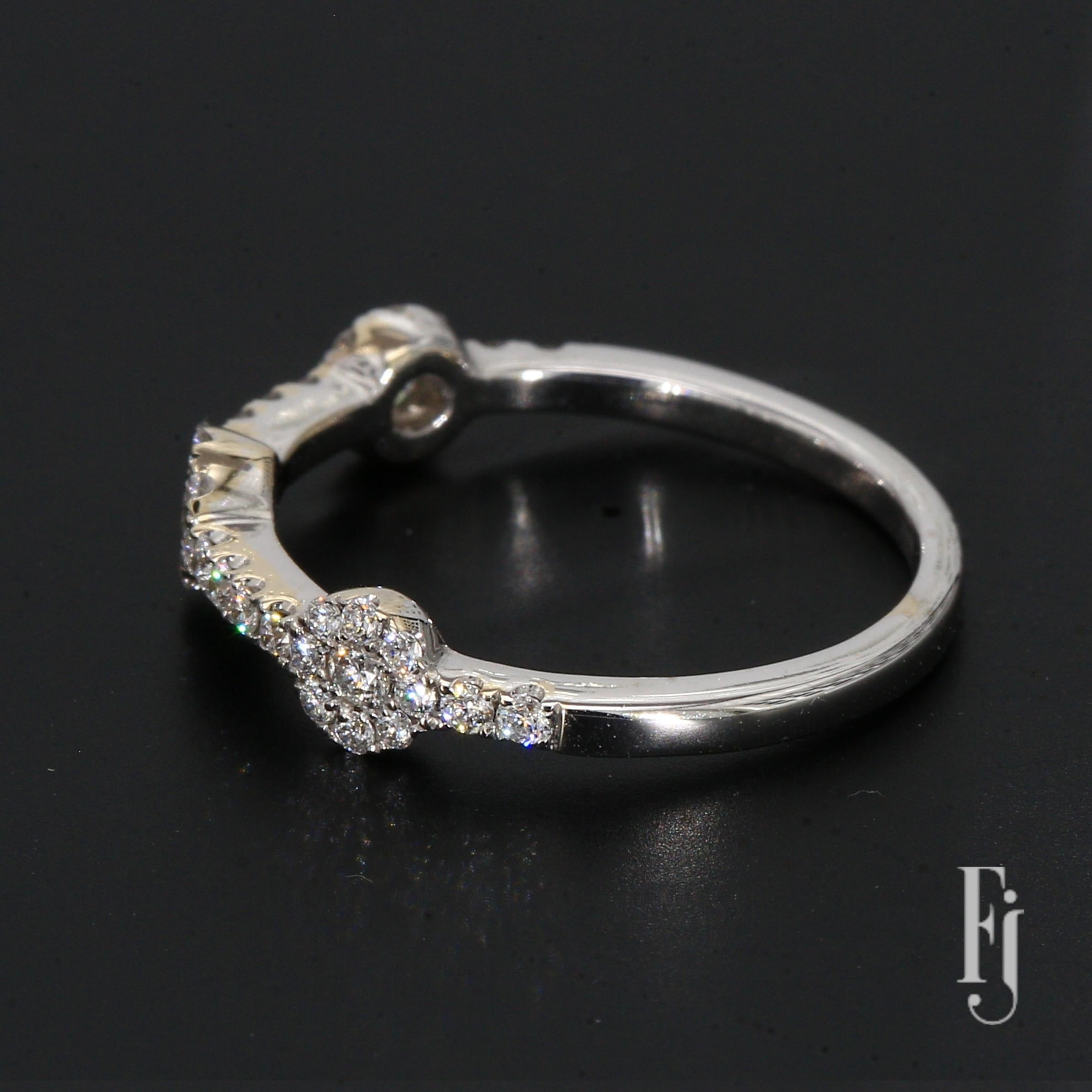Anillo de compromiso Floral de Oro Blanco de 14k y Diamantes - Talla 6.5 en Bueno estado para la venta en Scottsdale, AZ