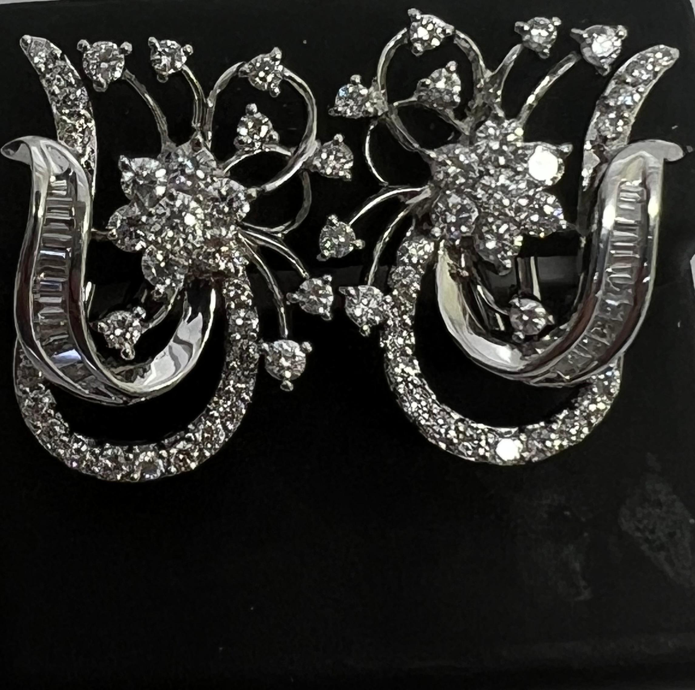 Peppen Sie Ihren Look mit diesen atemberaubenden 14K White Gold Diamond Flower Baguette Leaver Back Earrings auf. Die schöne, aus Weißgold gefertigte Blumenform verleiht jedem Outfit einen Hauch von Eleganz. Die natürlichen Diamanten im