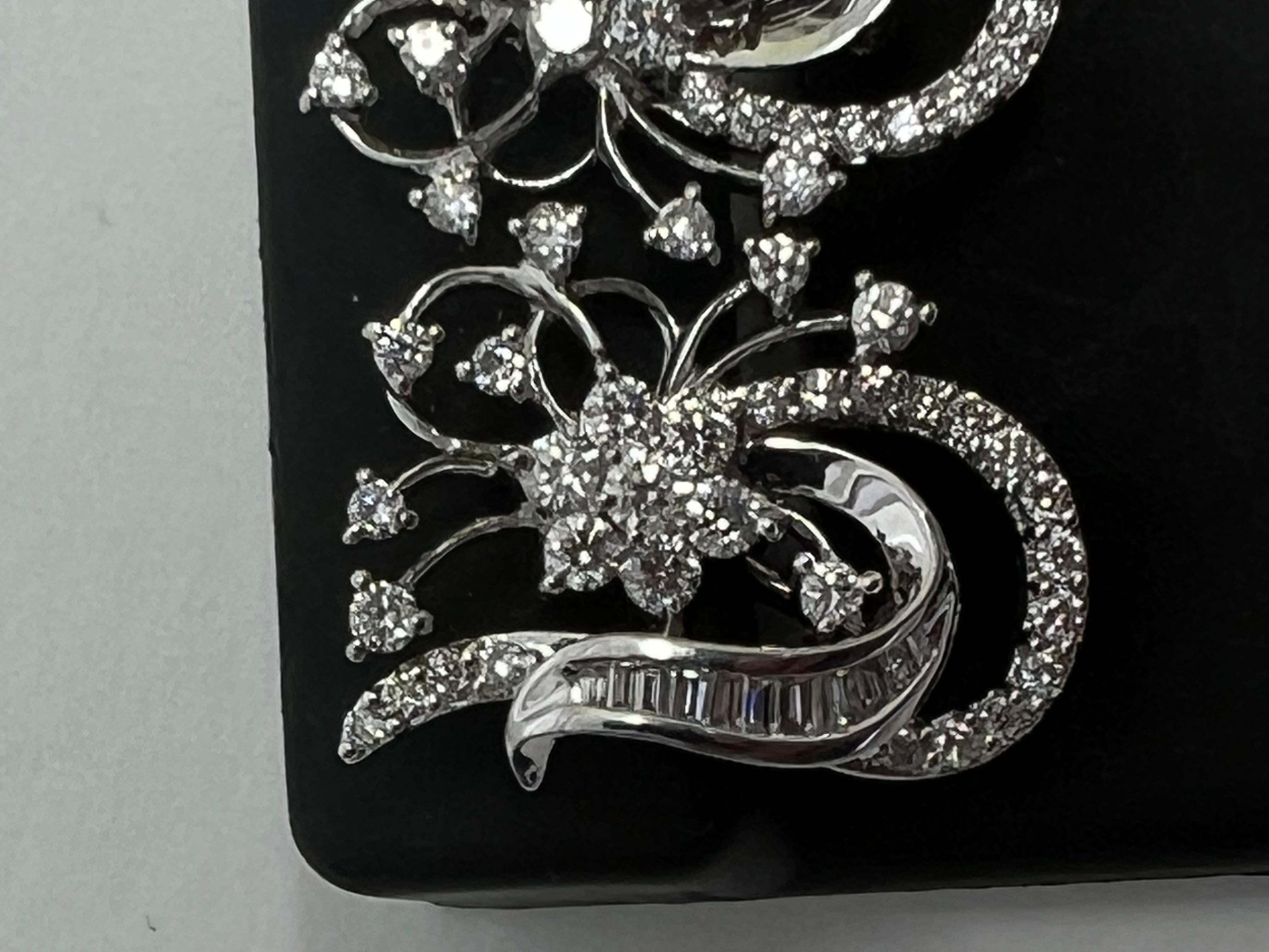 14K Weißgold Diamant-Blumen- Baguette-Ohrringe mit Blättern hinten (Baguetteschliff) im Angebot