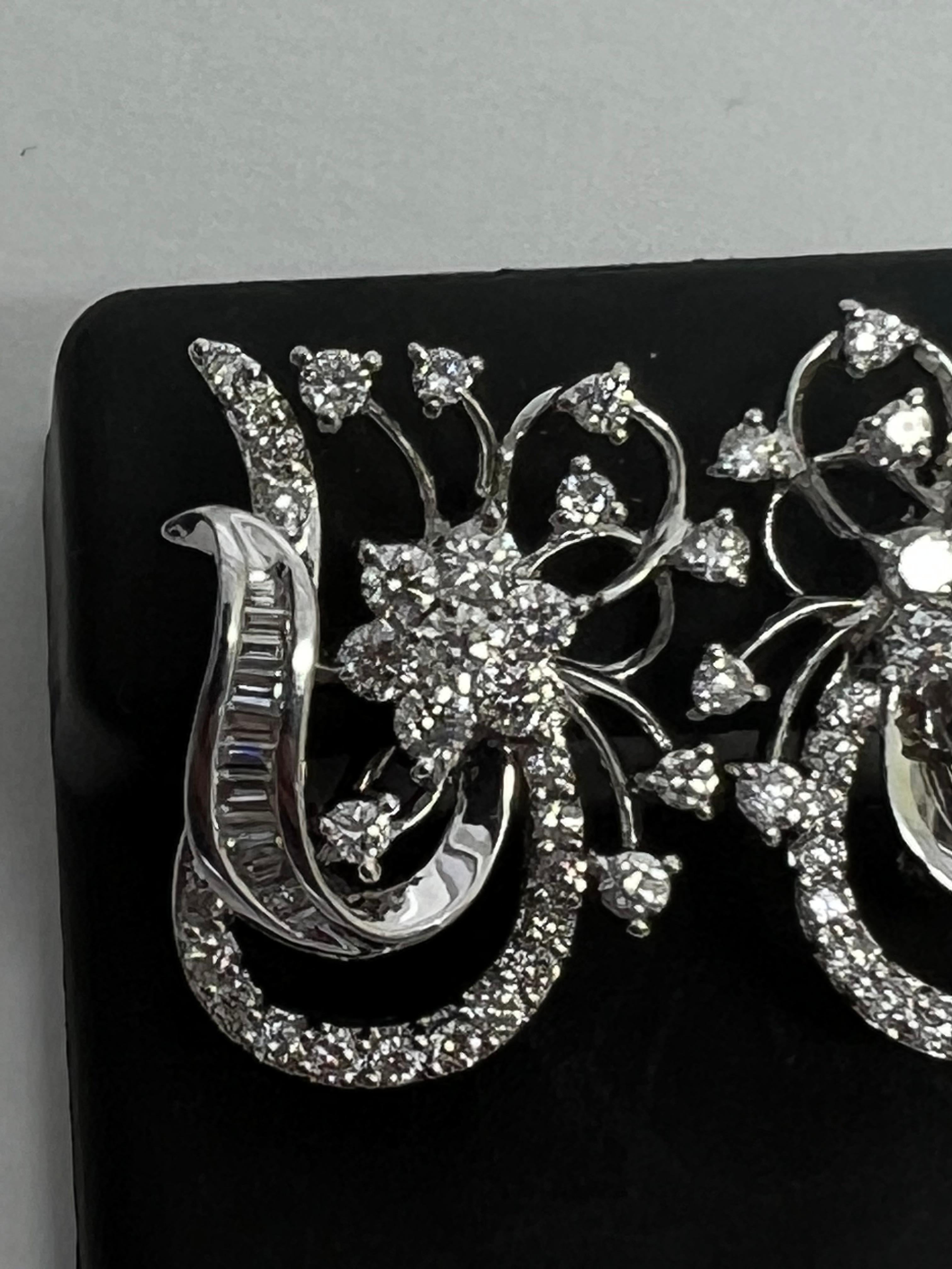 14K Weißgold Diamant-Blumen- Baguette-Ohrringe mit Blättern hinten im Angebot