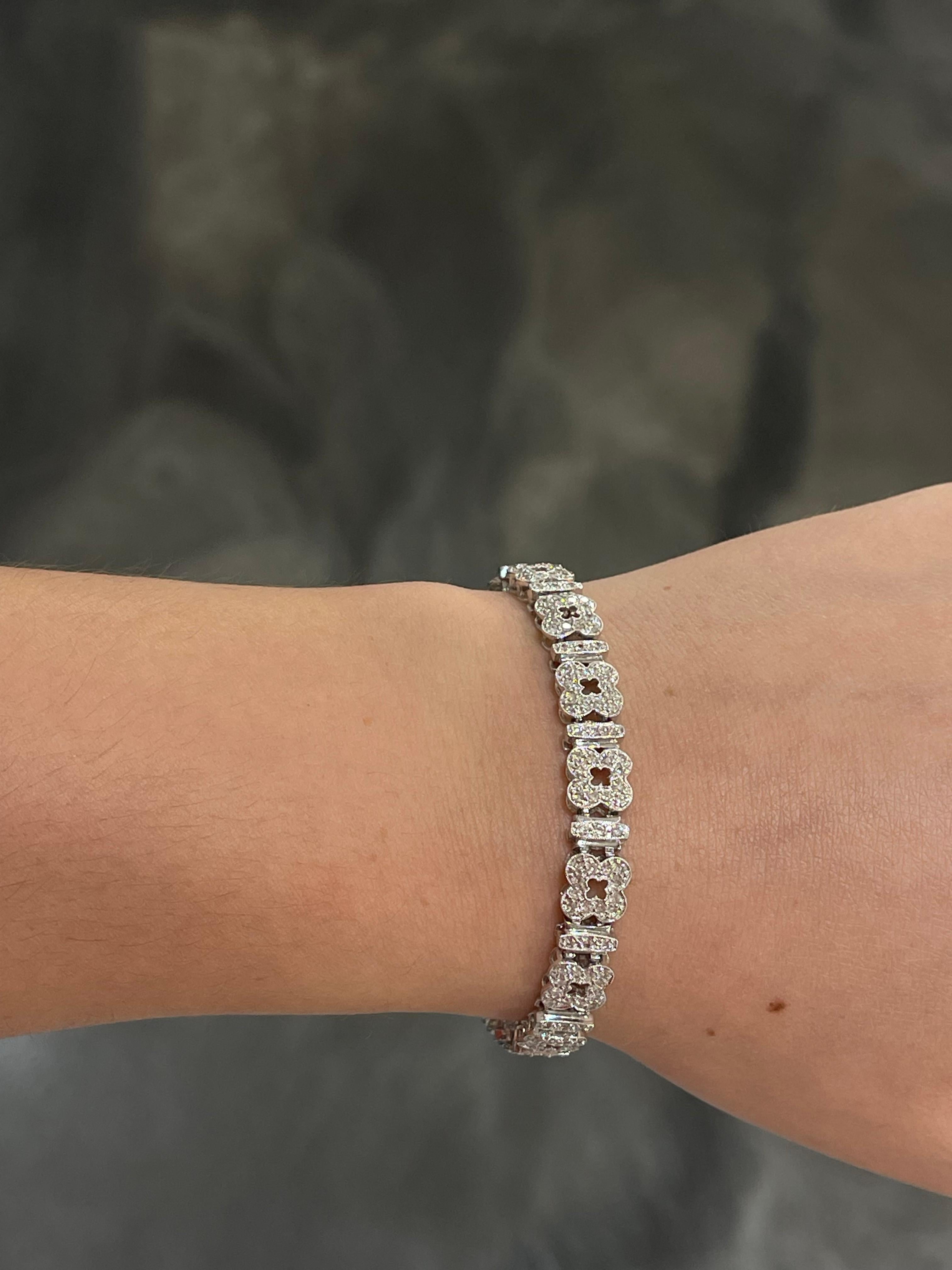 Bracciale con fiori di diamanti in oro bianco 14K 2,50 CTW in vendita 1