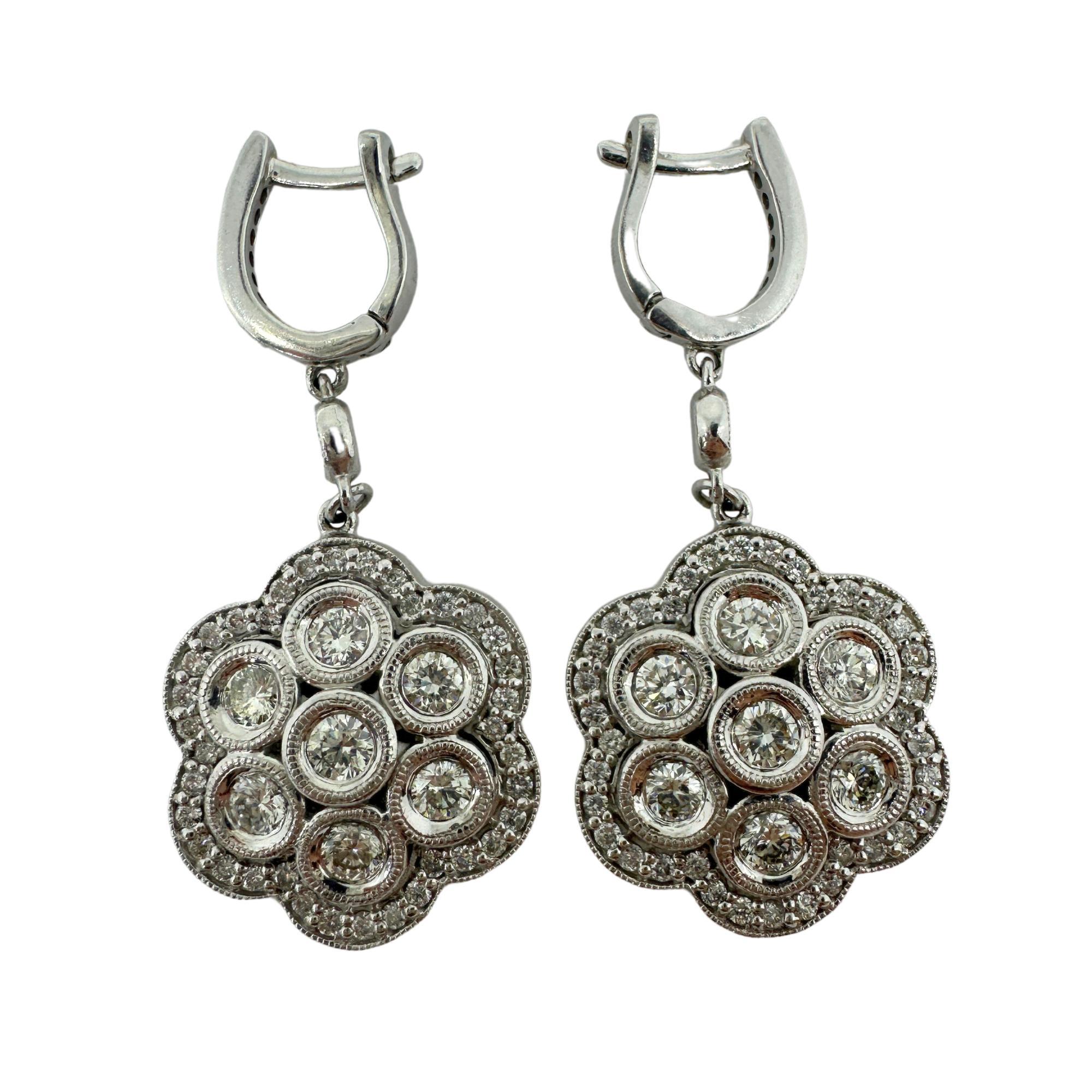 Orecchini a fiore con diamante in oro bianco 14K
Condit: In buone condizioni, con qualche lieve usura superficiale dovuta all'età.
Lunghezza: 1.75 pollici
Larghezza: 0,75 pollici
Marcature: 