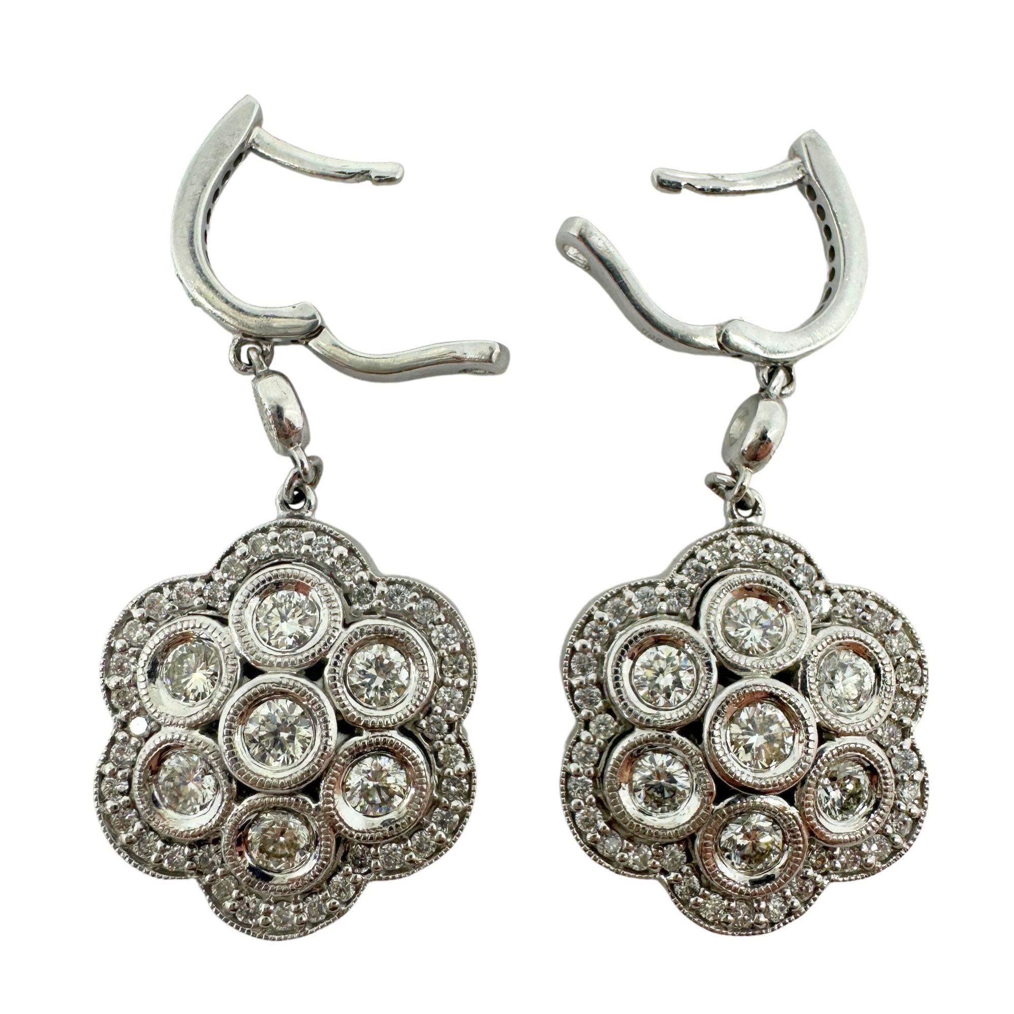 Taglio rotondo Orecchini a fiore con diamante in oro bianco 14K in vendita