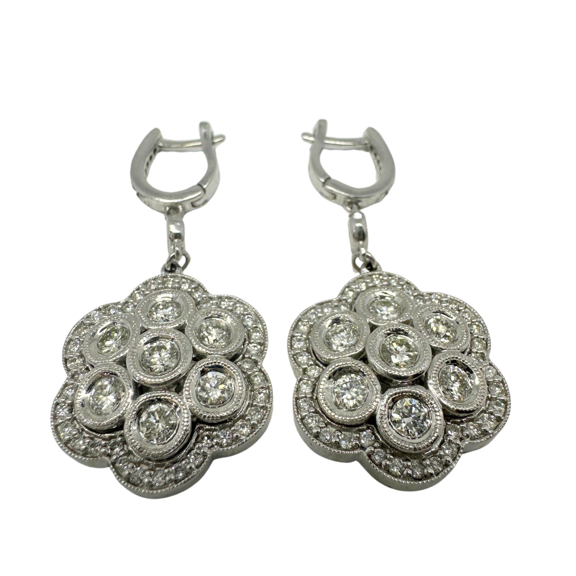 Orecchini a fiore con diamante in oro bianco 14K In condizioni buone in vendita a New York, NY